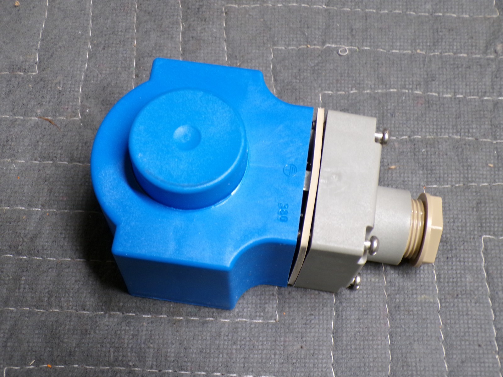 Danfoss #018F6857 Solenoid Coil BG024DS 24V DC W/Connection Box *NOS*