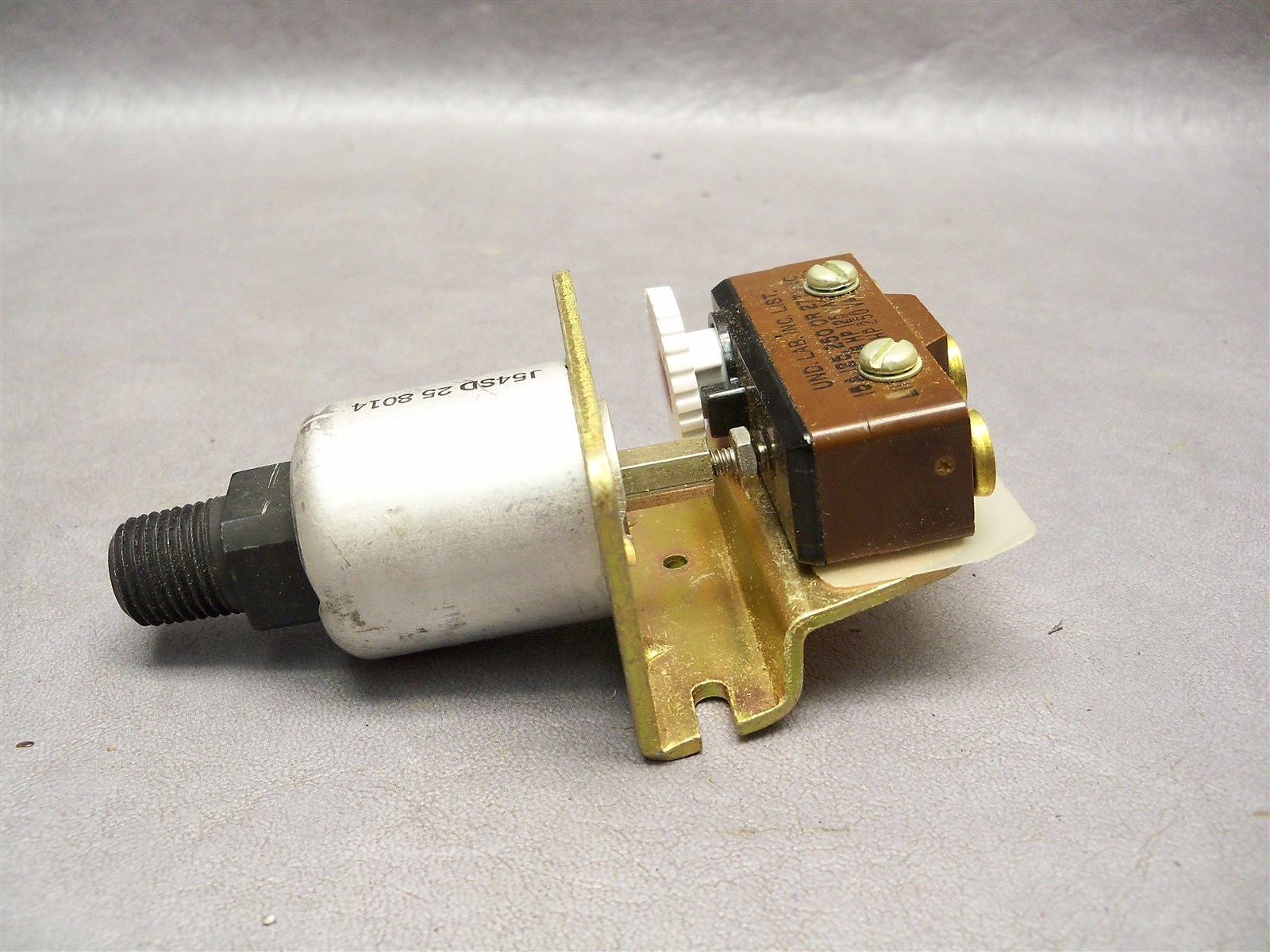 J54SD United Electric Controls 25 8014 Pressure Switch 15A 125, 250 or 277 VAC