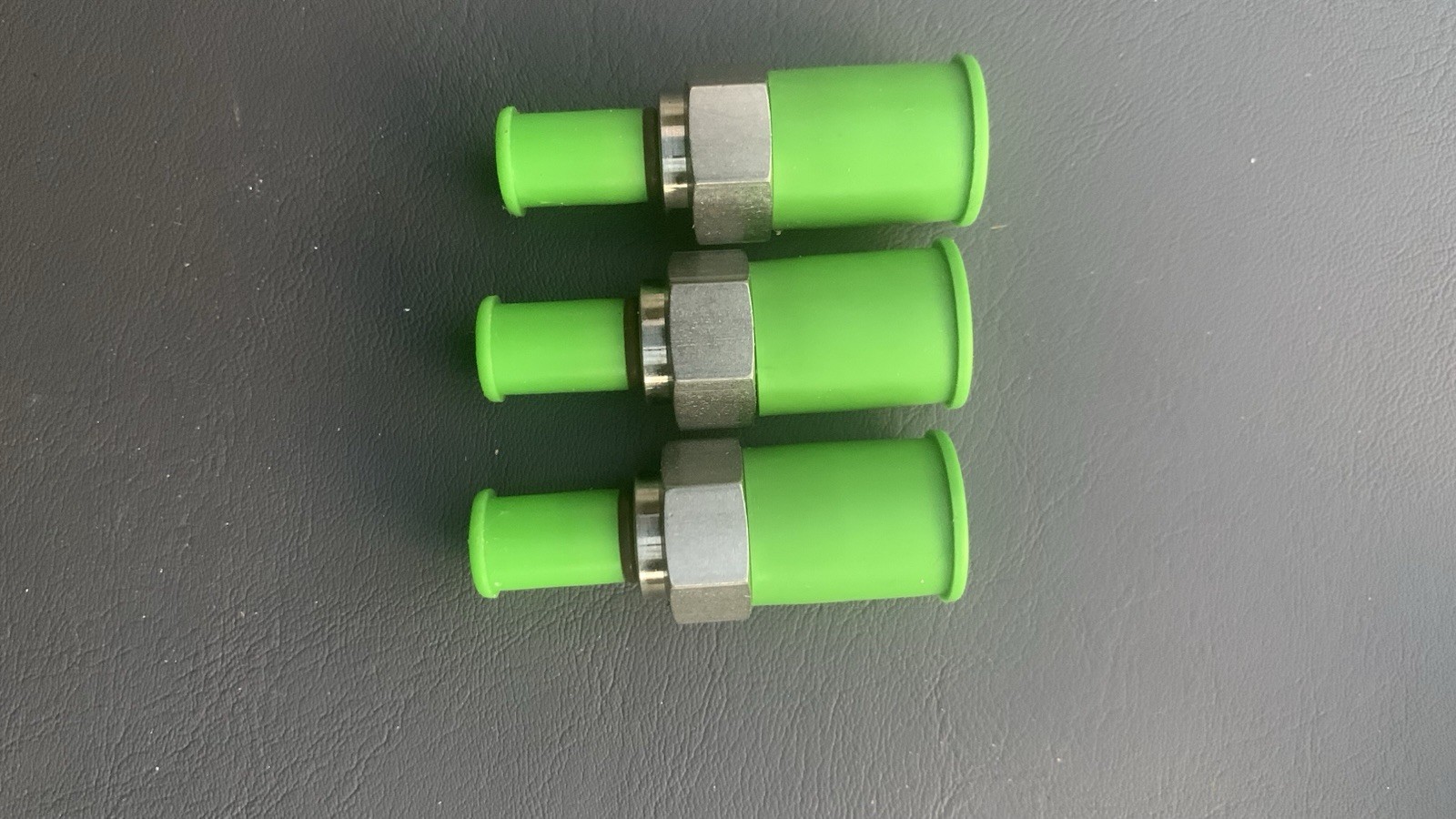 SWAGELOK 1/4″ VCR X 1/8″ MNPT 316 CONNECTORS SS-4-VCR-1-2 LOT OF 3 NEW NO BOX!