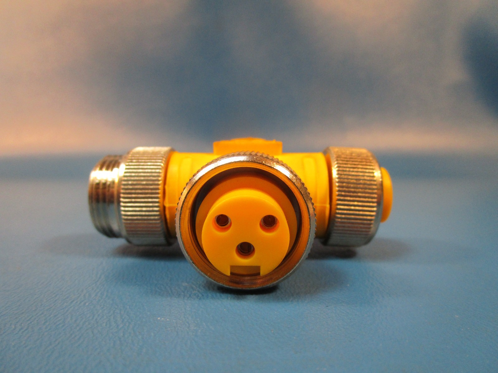 Turck RSM-2RKM 30, TEE CONNECTOR 7/8 INCH MINIFAST, 1-MALE, 2-FEMALE, 3-PIN