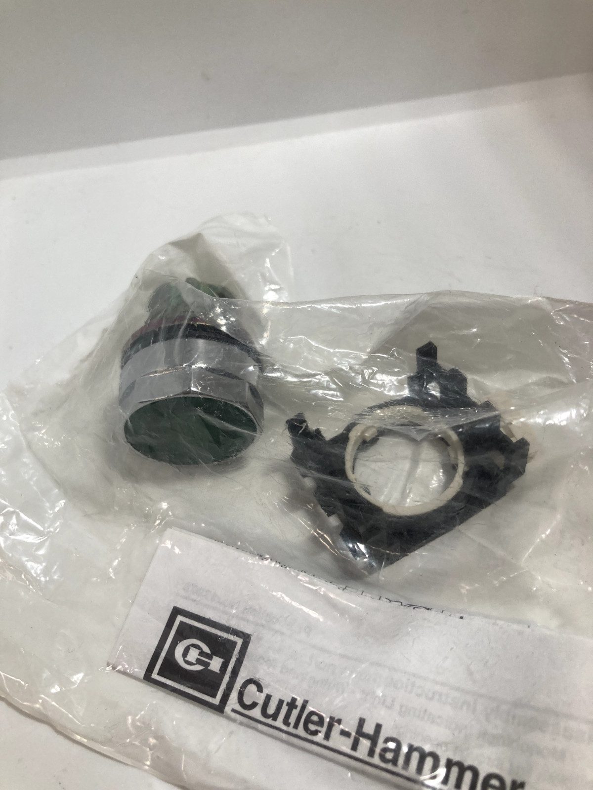 CUTLER HAMMER EM22N3 PUSHBUTTON OPERATOR FLUSH GREEN ILLUMINATED NIB