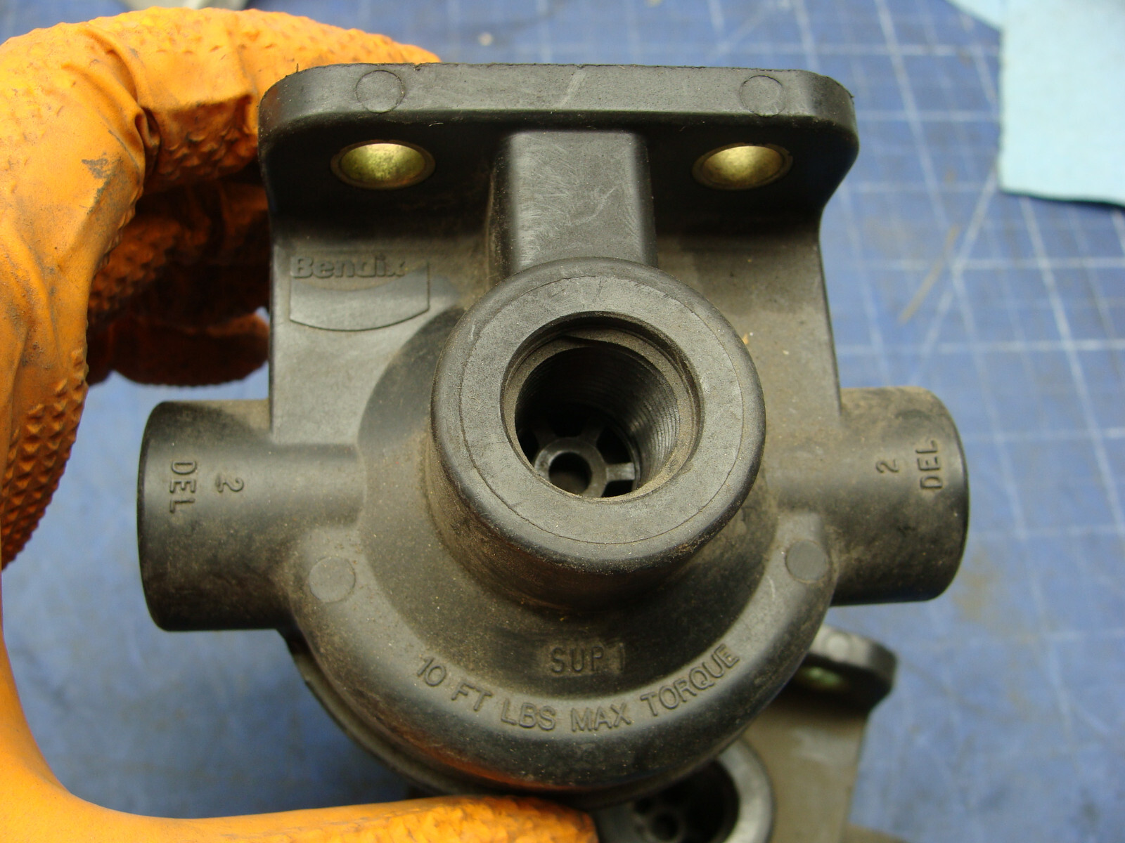 Lot of 2 BENDIX QUICK RELEASE VALVES 10 FT LBS MAX TORQUE