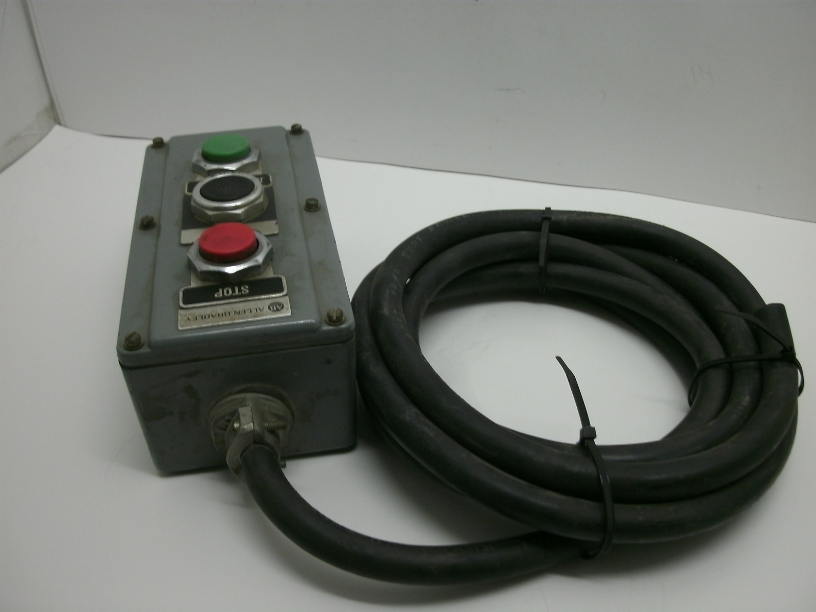 ALLEN BRADLEY 3 BUTTON CONTROL STATION W/3 PUSH BUTTON MOMENTERY SWITCHES