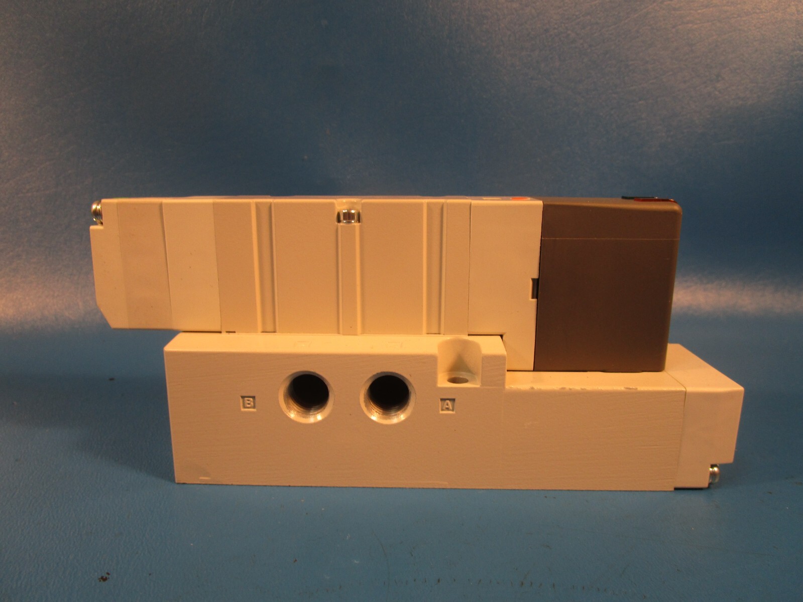 SMC VQ4400-51-02, SOLENOID VALVE, 3 position, plug-in(dc), VQ4000 VALVE, 4/5-POR