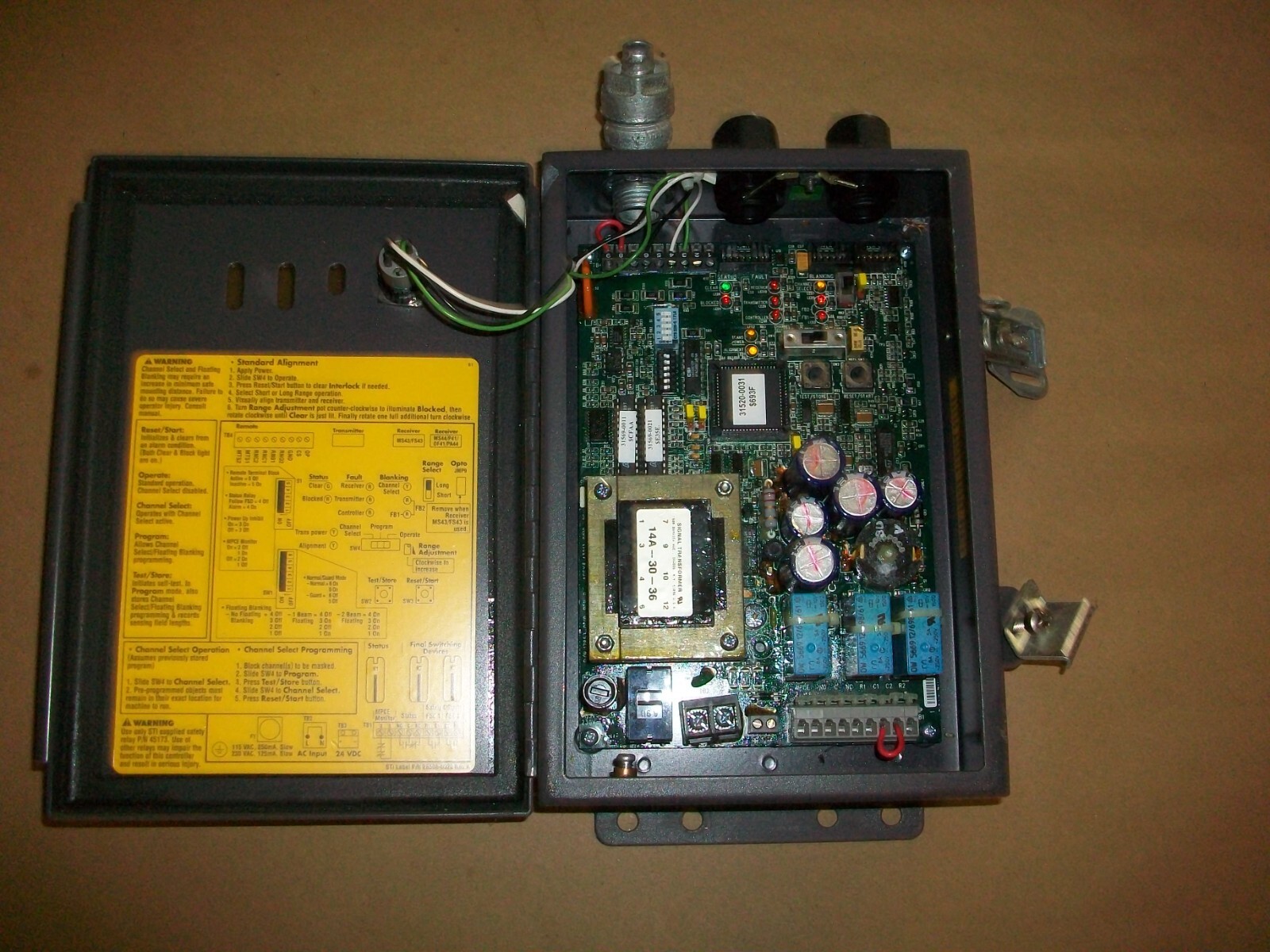 STI LIGHT CURTAIN CONTROLLER 70027-1002 LCCK-FB-AC1-U USED