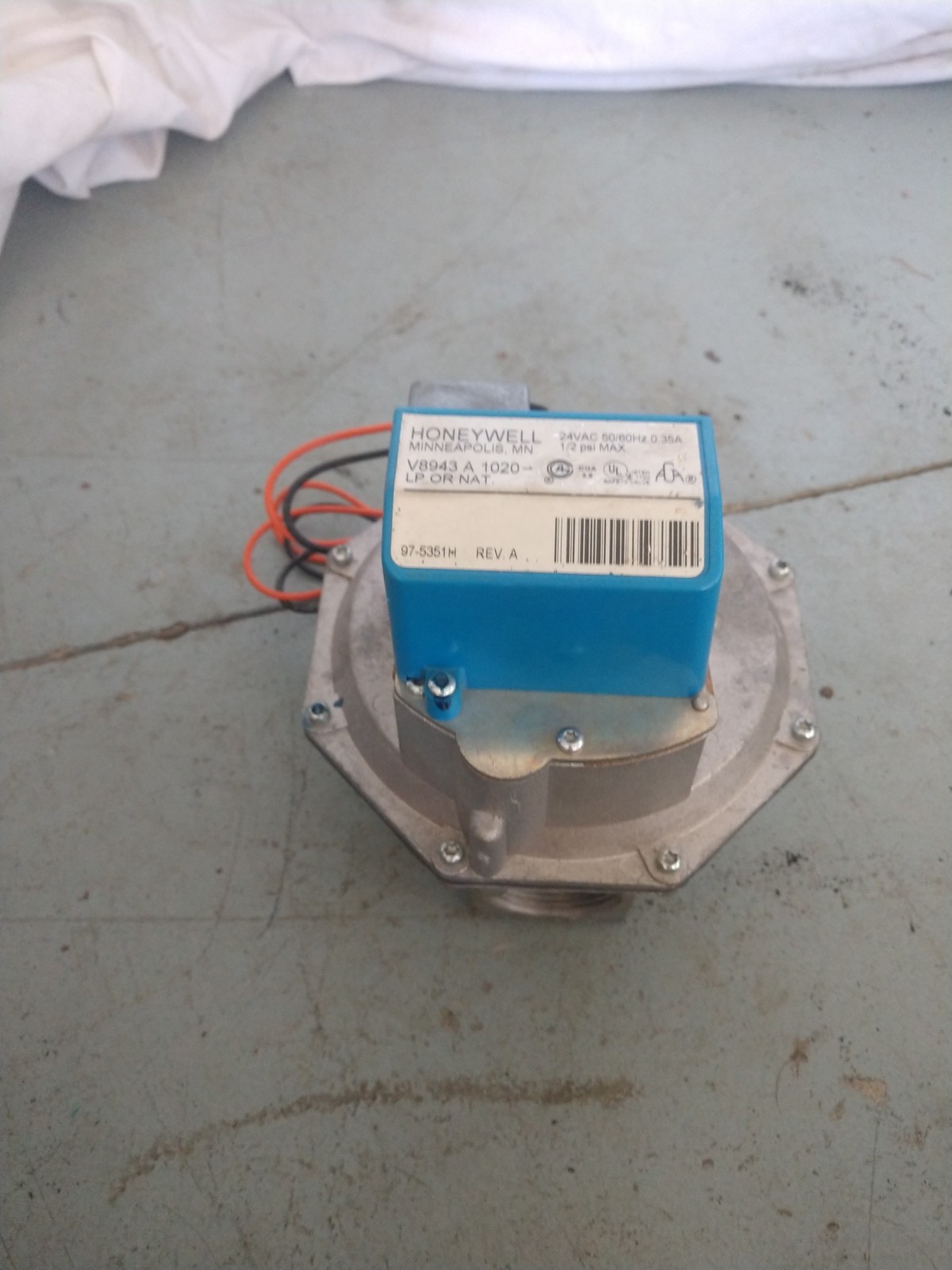 Honeywell V8943A1020 Diaphragm Gas Valve 24 Vac 1-1/4 inch BRAND NEW NOS