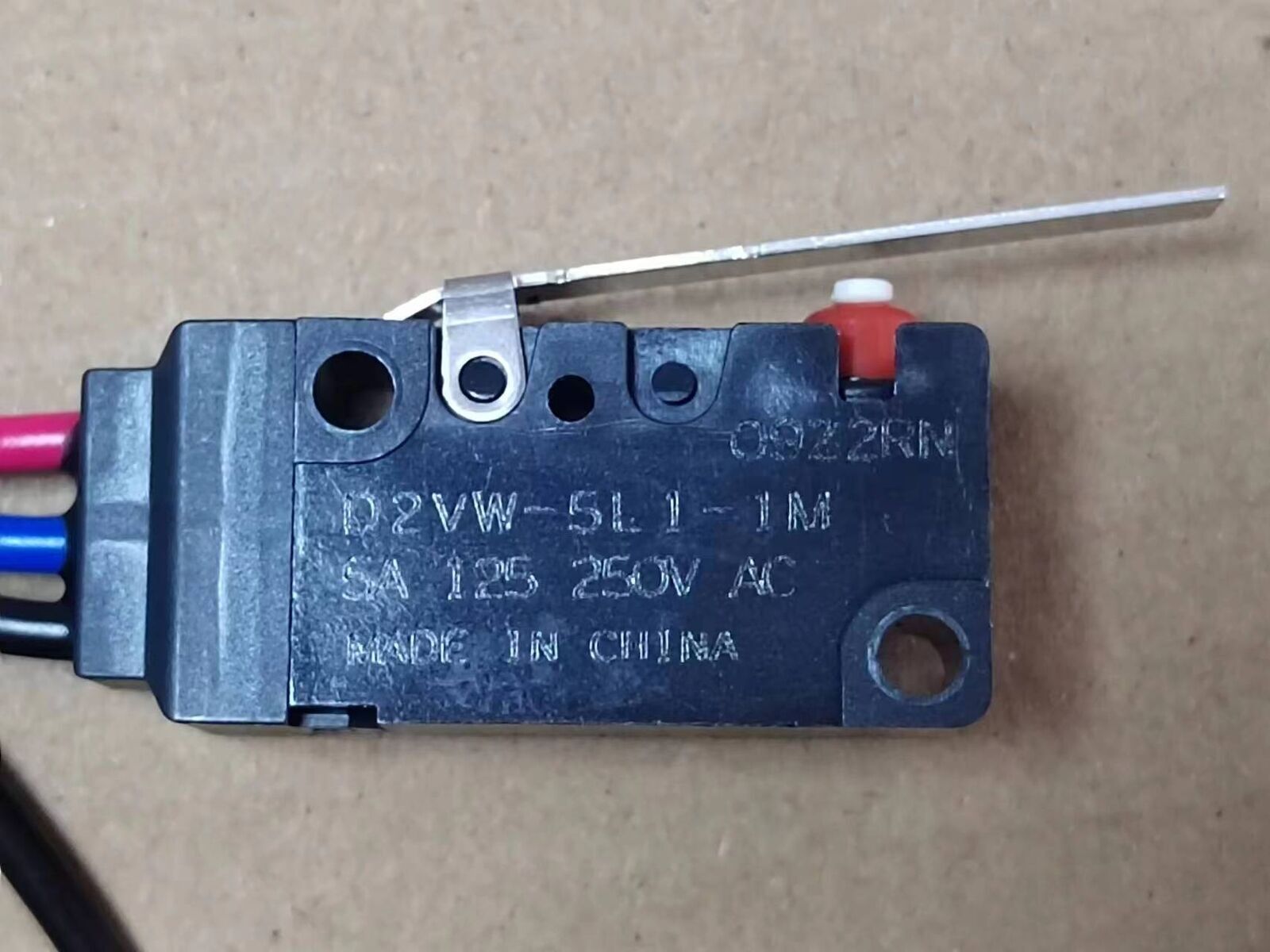 1PCS Omron D2VW-5L1-1M D2VW5L11M Miniature Basic Switch -New Free Shipping