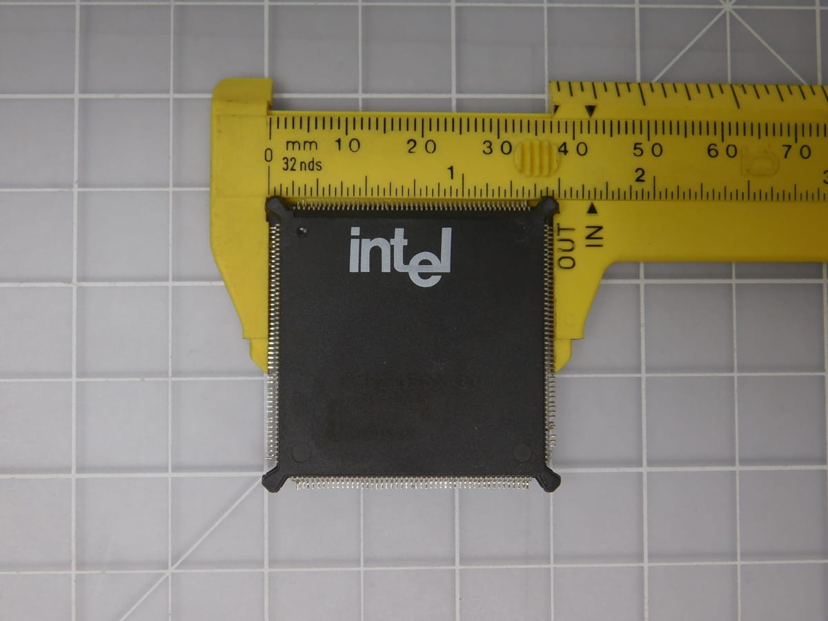 Lot of 12 Intel KU82395DX-33 SZ528 Intel KU82395DX33 386 CPU QFP Quad FlatPack