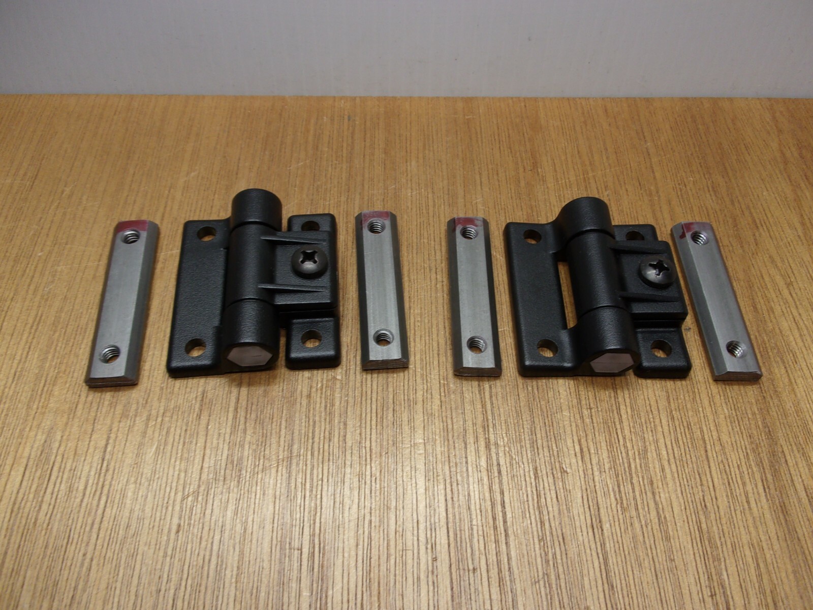 X2 Southco E6-10-501-20 Adjustable Torque Hinge 80/20 1/4″ Double Slide In Nuts