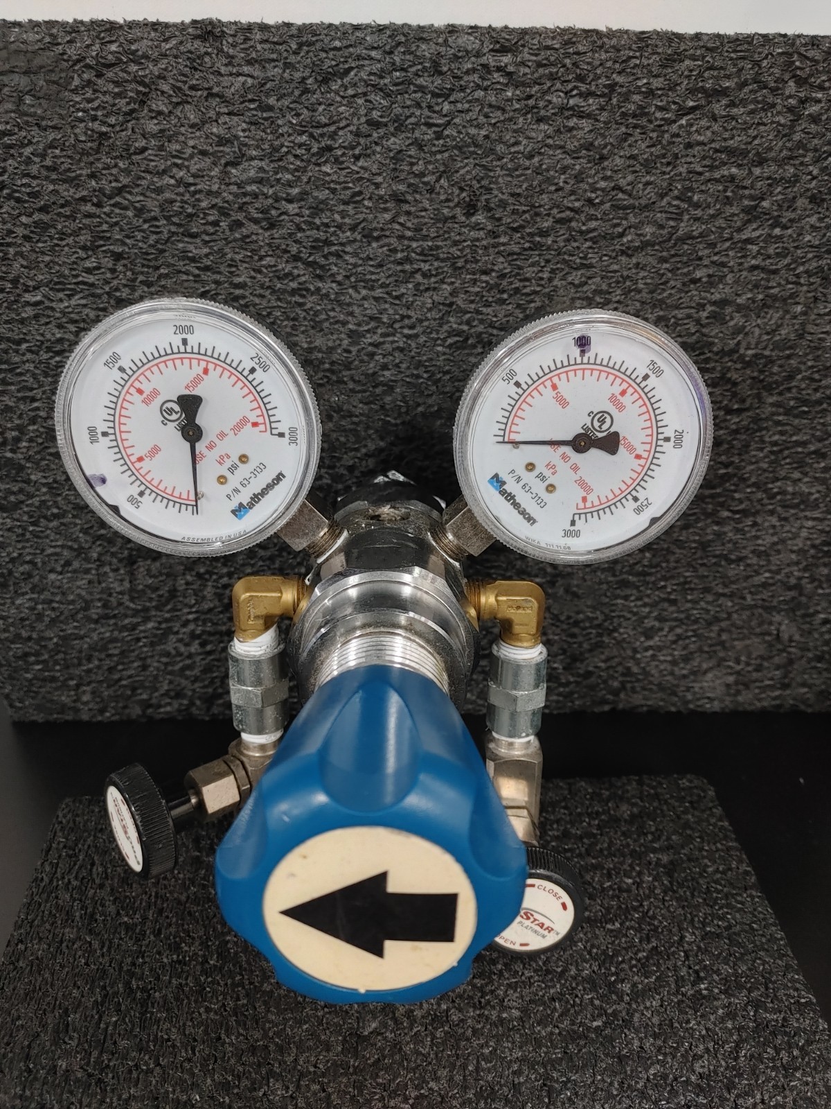 MATHESON High Purity Regulator with PROSTAR Valve X2 and Pressure Gauges