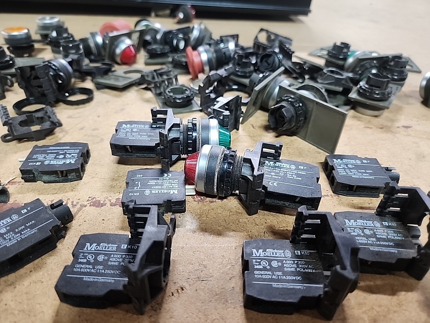 Huge Lot Klockner Moeller EF Eaton Pilot Light Modules Buttons Switches E K10
