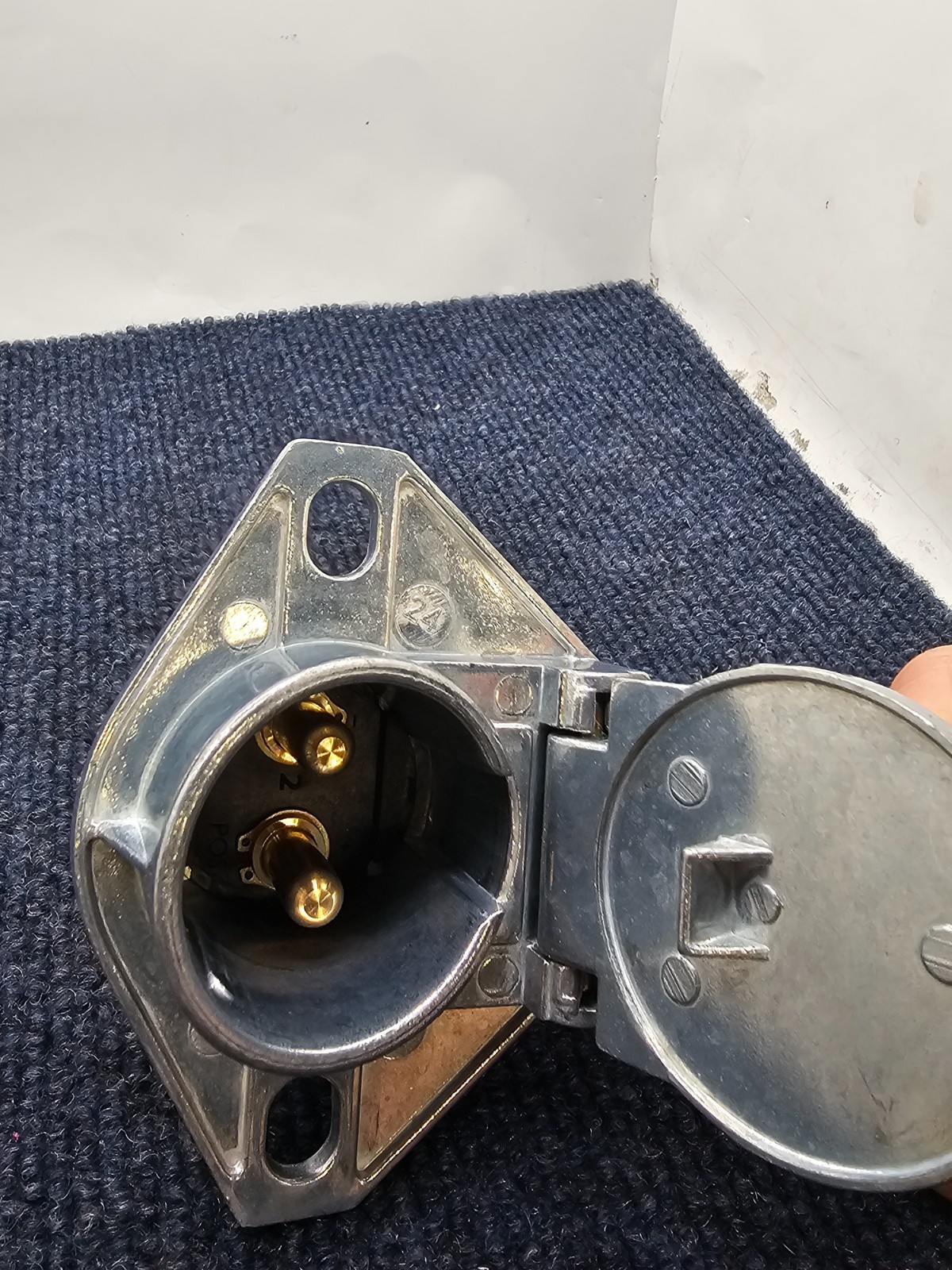 Dual Pole Socket Horizontal Pins Connector Steel