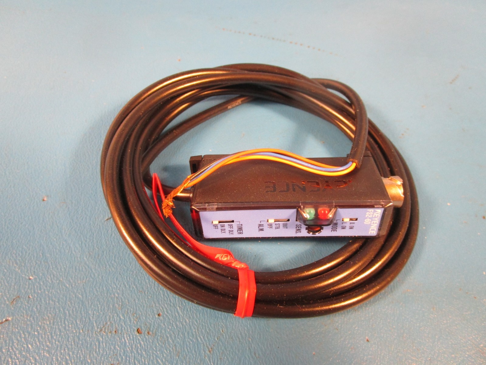 Keyence FS2-60, SENSOR AMPLIFIER, FIBER, Cable W/ Bracket, PHOTOELECTRIC