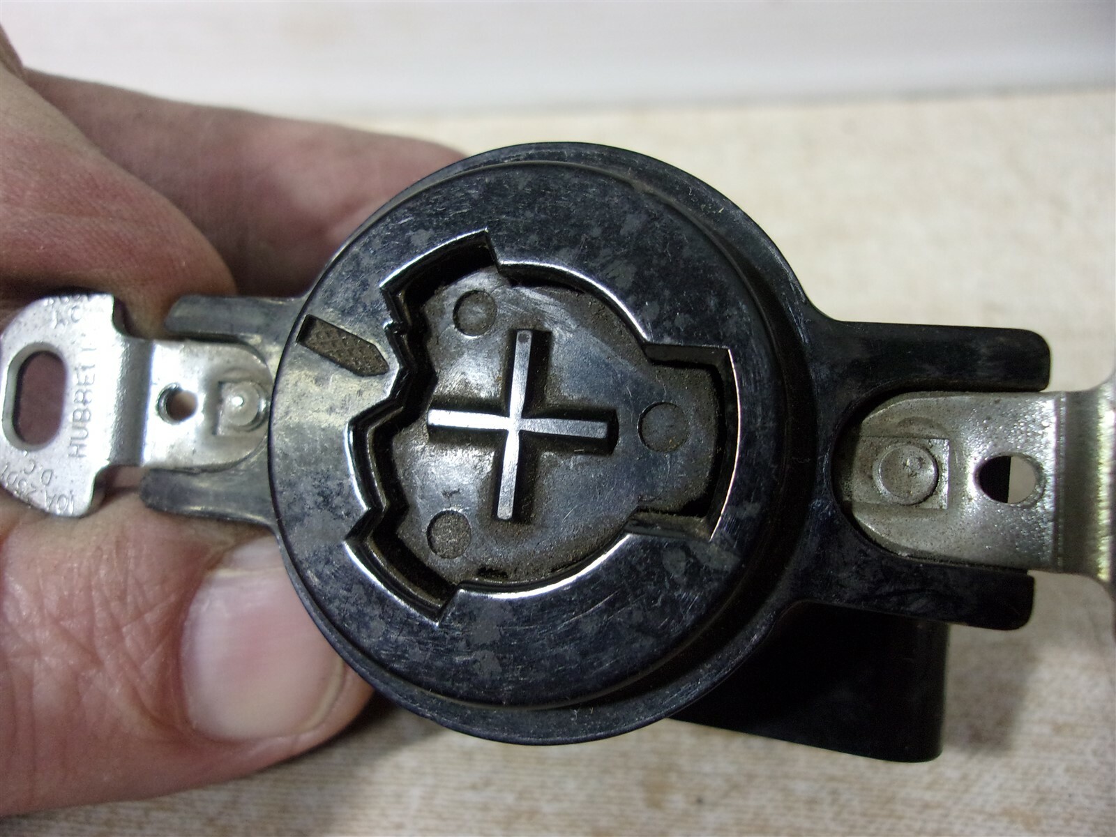 Hubbell Hubbellock 10A 25VDC 460VAC Hospital Grade Outlet *FREE SHIPPING*