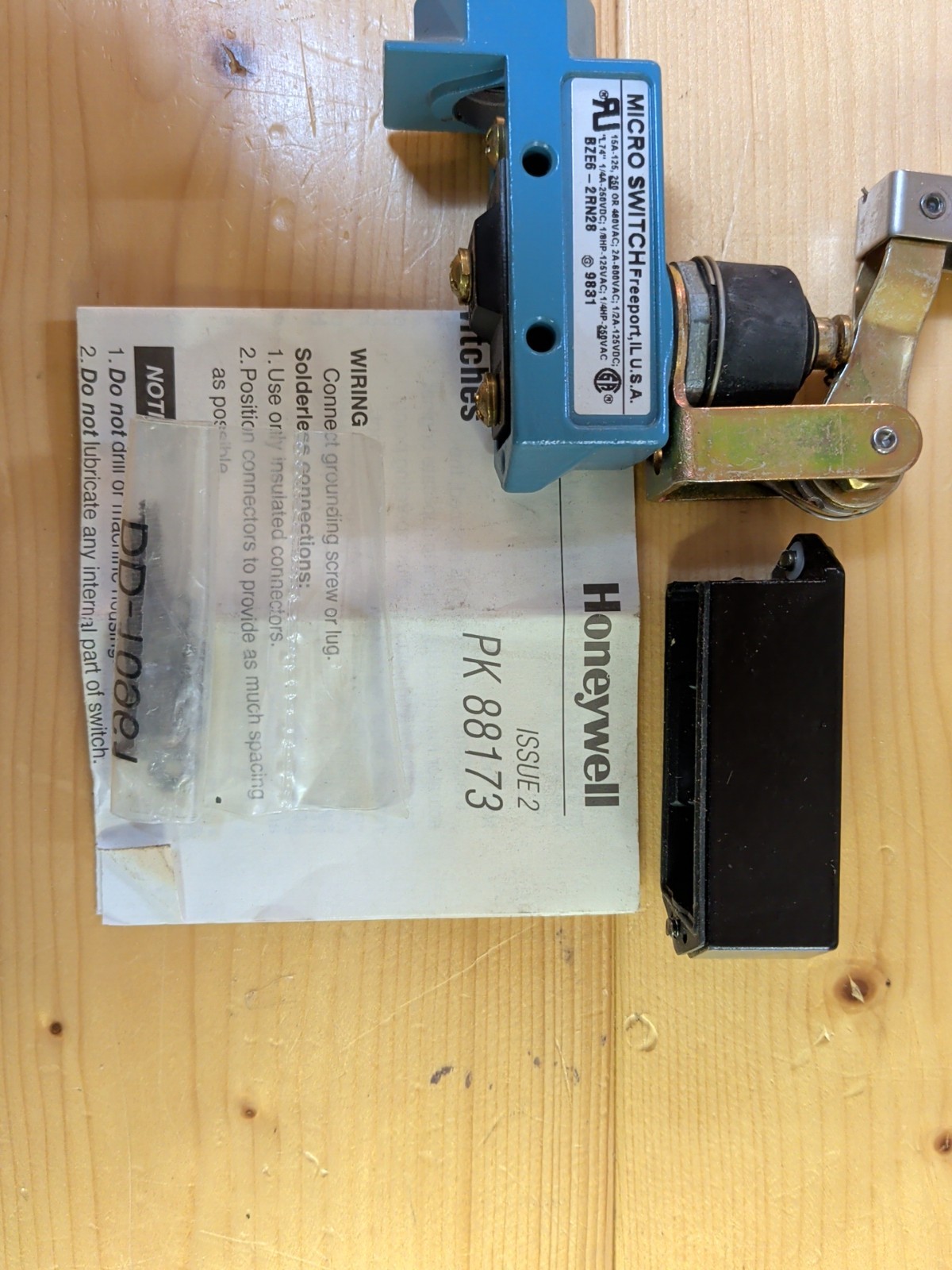 Honeywell BZE6-2RN28 Micro Switch Limit Switch NIB