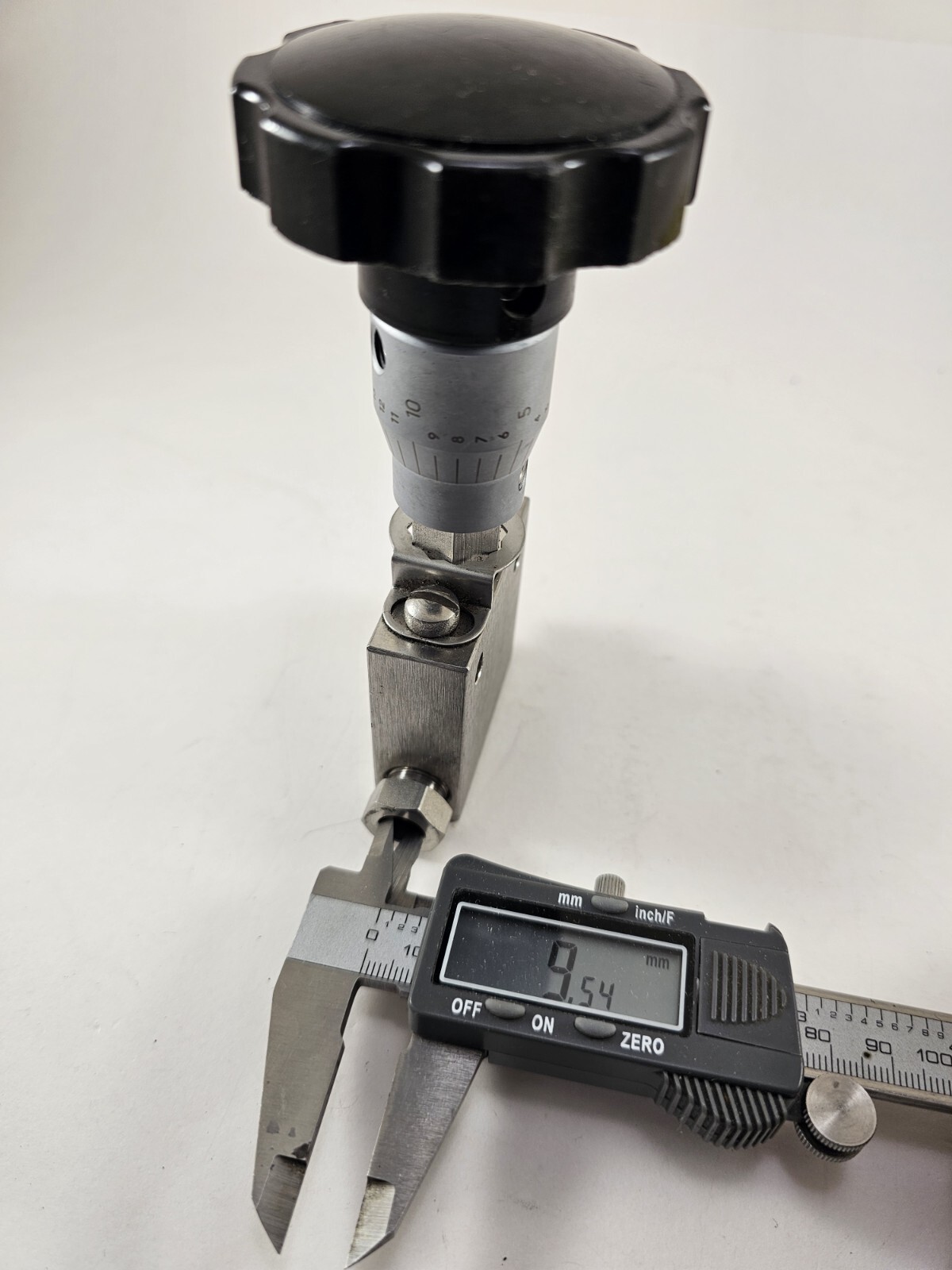 BUTECH PRESSURE NEEDLE VALVE CAT# B-3668-01 20,000 PSI / 316CW .