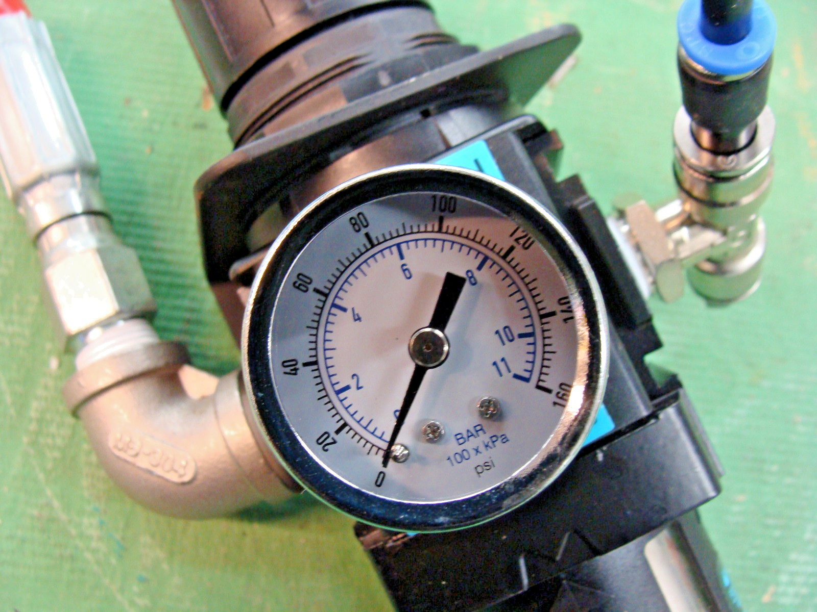 WILKERSON B18-03-FKG0 FILTER REGULATOR 0-125 PSIG, 0-8.6 BAR WITH GAUGE