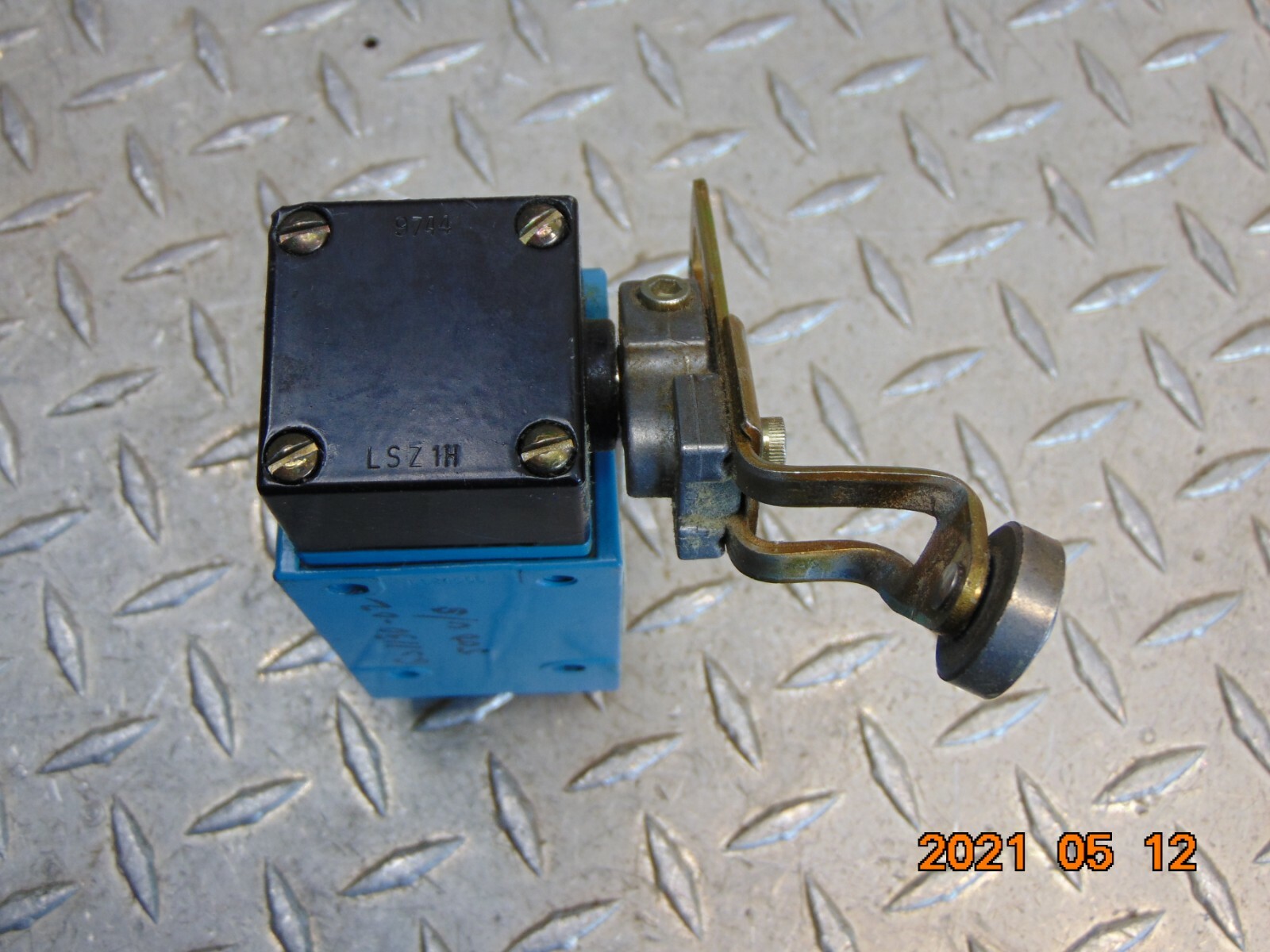 MICRO SWITCH LSH6B LIMIT SWITCH with LSZ1H ROLLER OPERATING HEAD