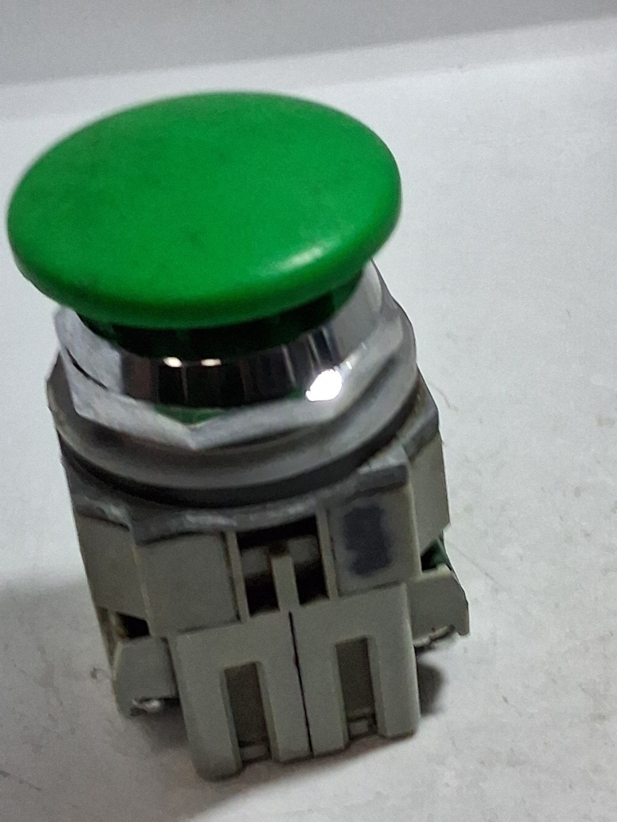 IDEC ABN311-G PUSHBUTTON MOMENTARY GREEN MUSHROOM 1NO/1NC