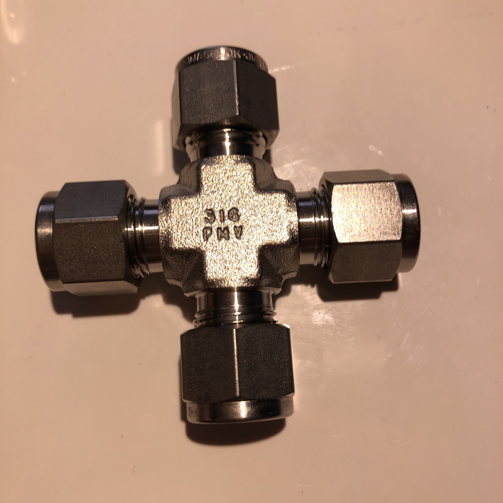 LOT OF (3) NEW SWAGELOK 3/8 TUBE UNION CROSSES SS-600-4