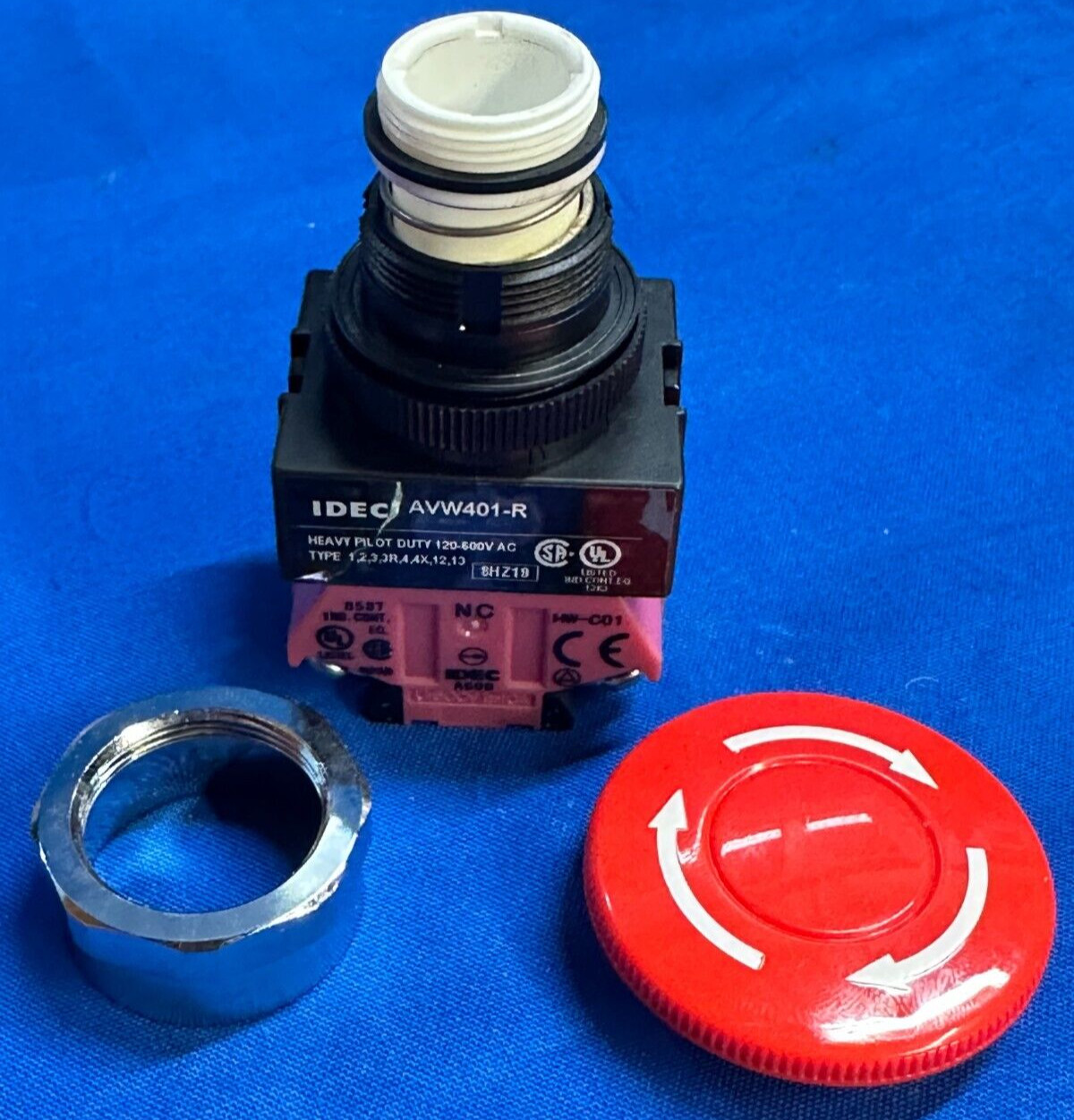IDEC HEAVY PILOT DUTY EMERGENCY STOP BUTTON AVW401-R 120V AC 8 HZ 19