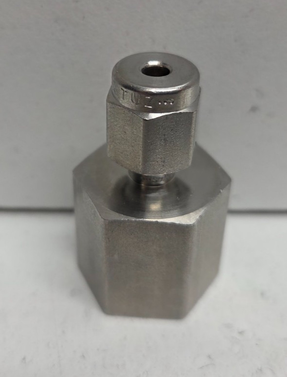 NEW NO BOX! SWAGELOK 1/8″ TUBE OD X 1/4″ FNPT STAINLESS CONNECTOR SS-200-7-4