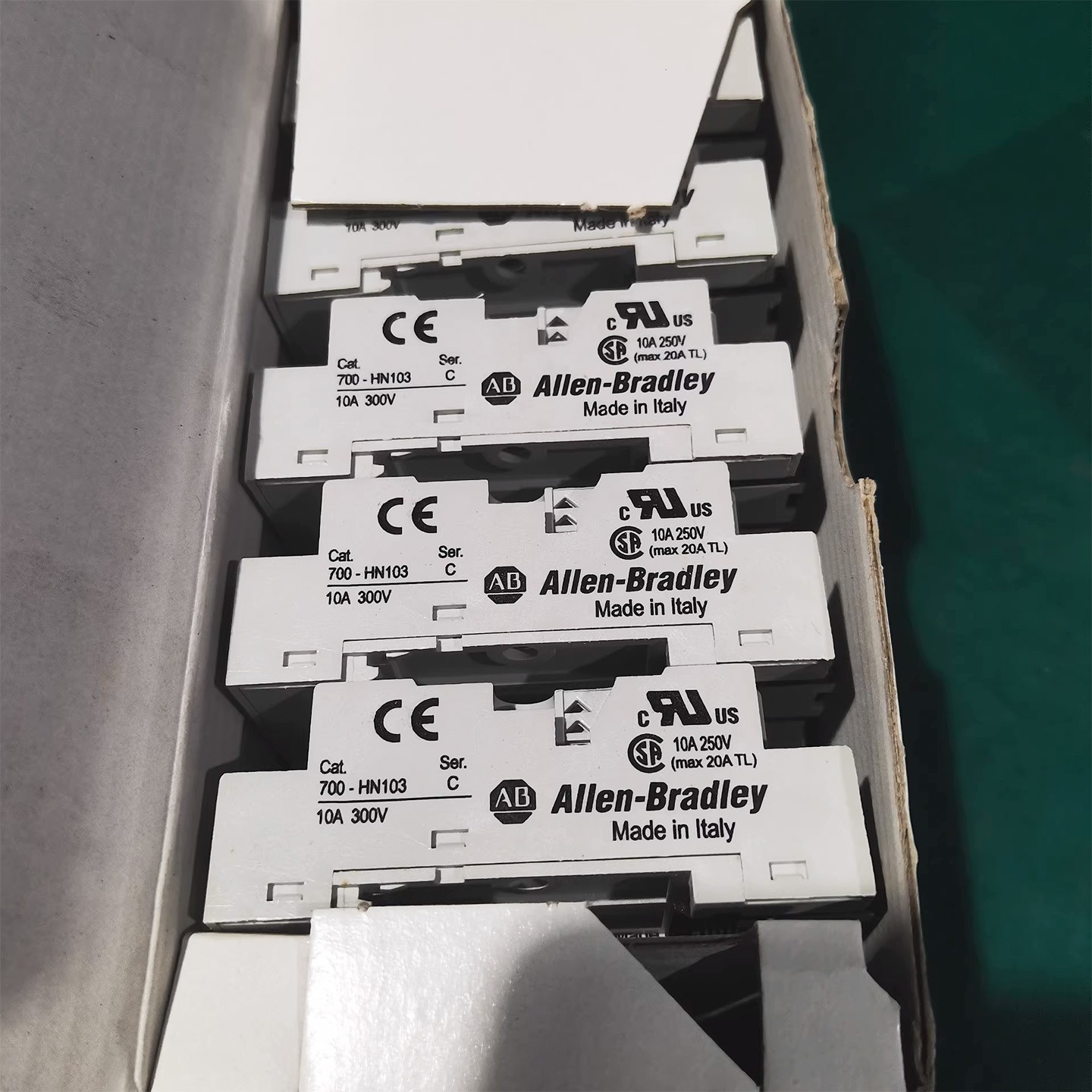 700-HN103 14 Blade Based Minature Relay Socket New Original 700HN103
