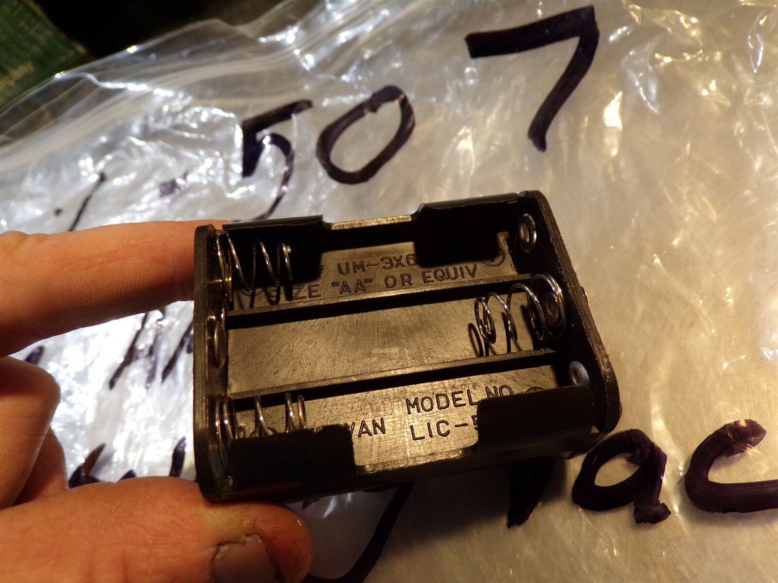 NEW LIC-507 Size AA Or Equiv 6-Slot Batter Pack 1.5U UM-3X6