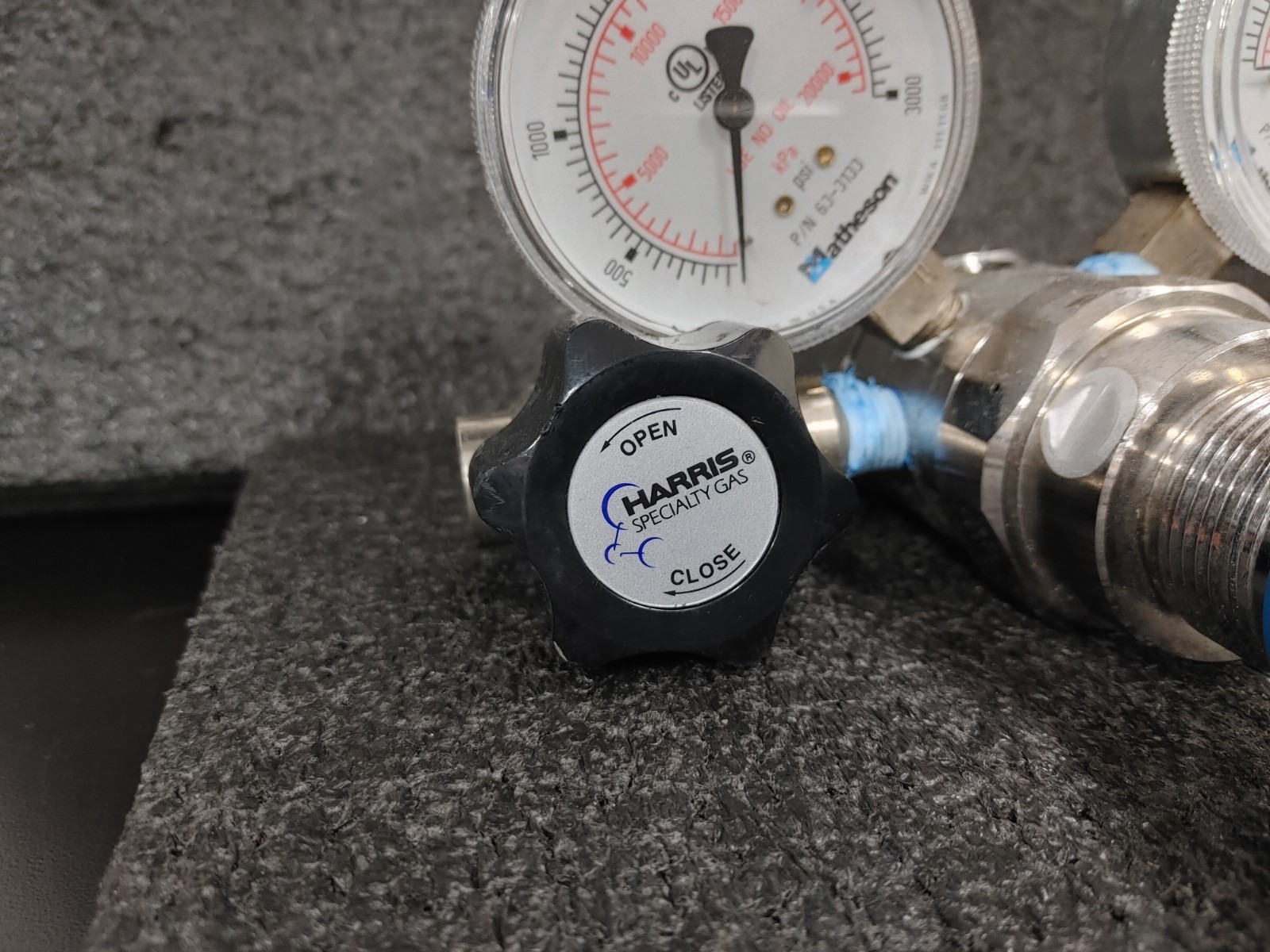 MATHESON High Purity Regulator with HARRIS Valve and Pressure Gauges
