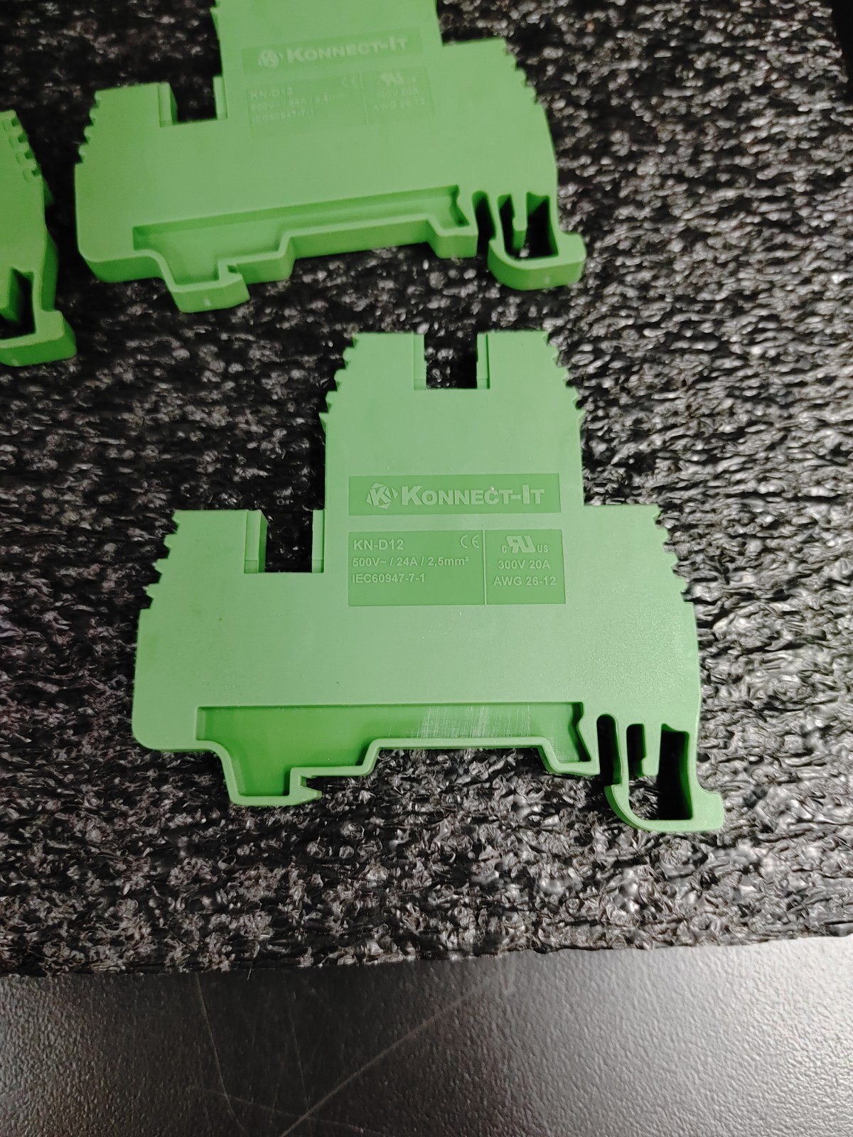 Lot of 12 KONNECT IT KN-D12 Green 300V 20A DIN Rail Terminal Block