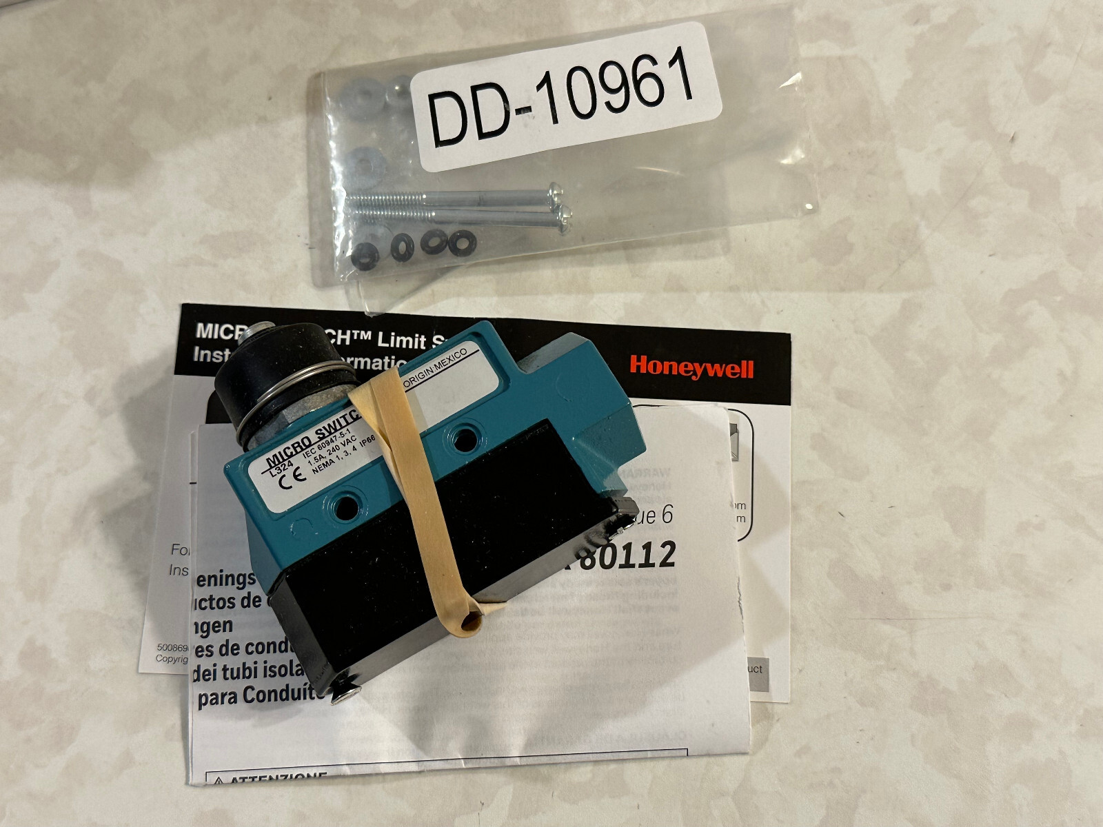 Honeywell BZE6-2RN51 Micro Switch Top Pin Plunger Seal Boot SPDT 15A Side Mount
