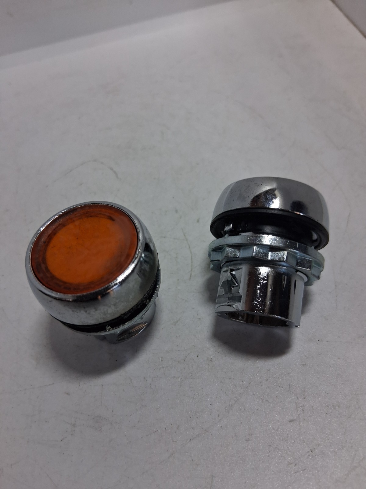 ALLEN BRADLEY 800FM-LF4 PUSHBUTTON OPERATOR ILLUMINATED AMBER FLUSH (LOT OF 2)