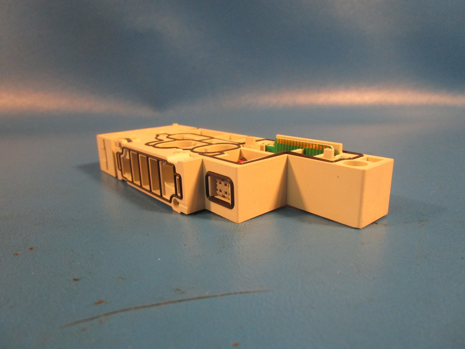 SMC SY50M-2-1SA-N3, Manifold Block Assembly for a SY5000 5 Port Solenoid Valves