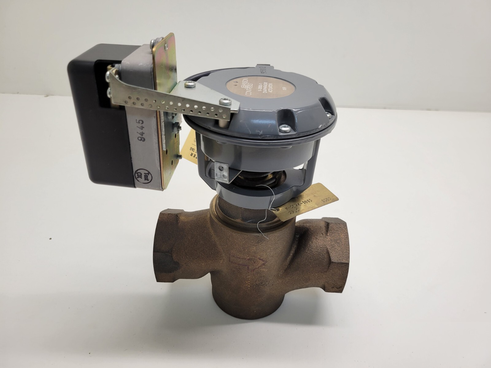 NEW OLD STOCK! JOHNSON CONTROLS DIAPHRAGM ACTUATOR VALVE V-3974-1013 V-3000-1