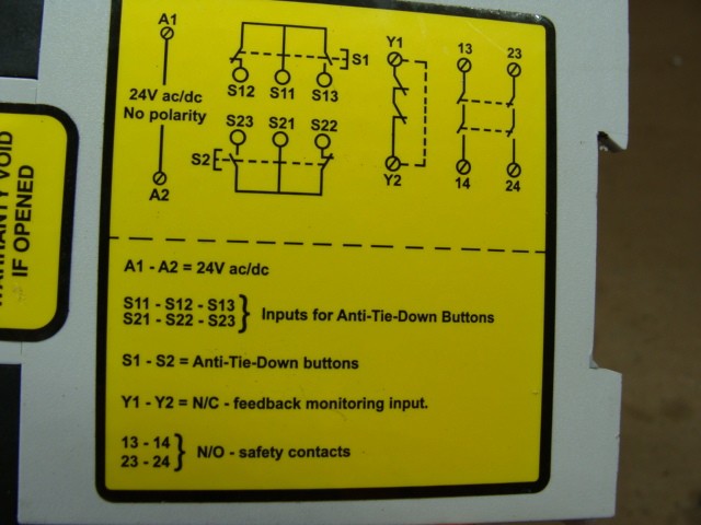 BANNER AT-FM-10K SAFETY RELAY 24VAC/DC 200mA MAX