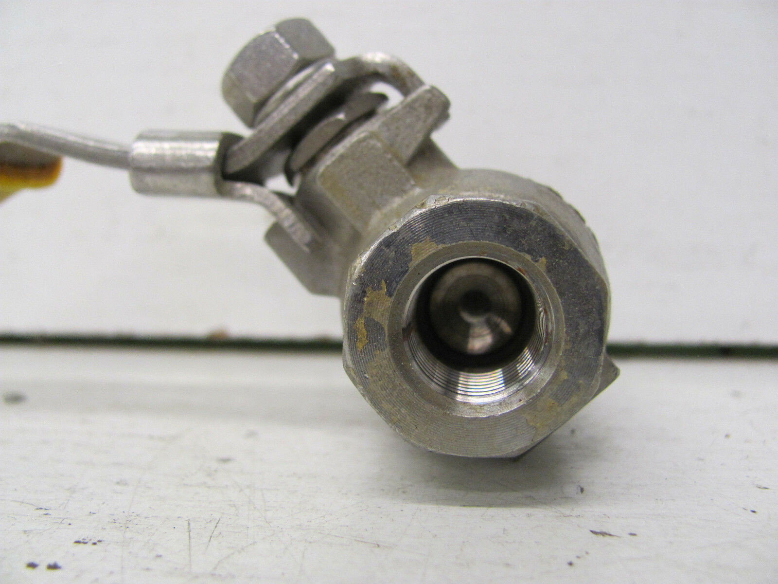 SHARPE LOCKING BALL VALVE CF8M 1/4″ 1000CWP W/ ON OFF HANDLE USED