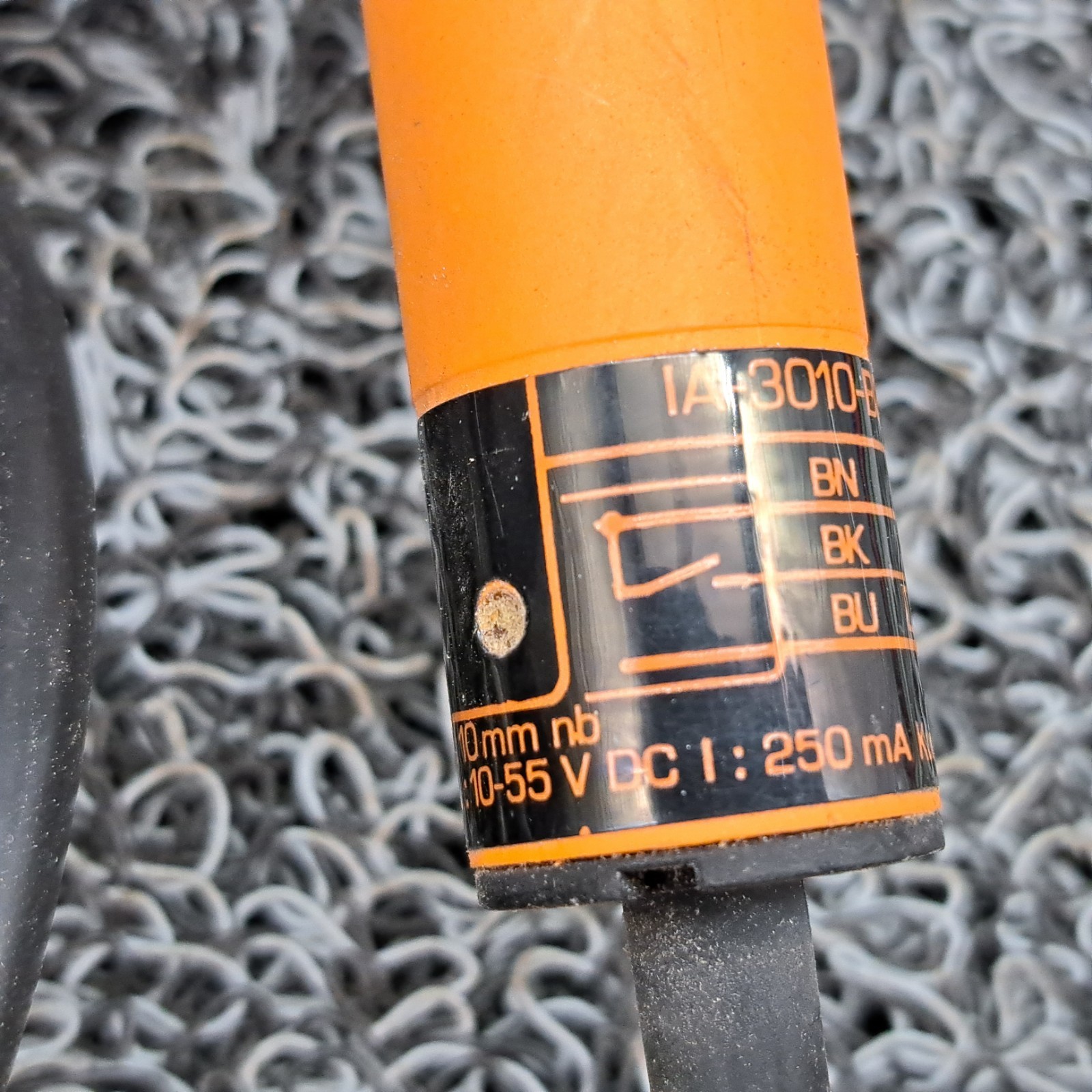 IFM EFECTOR IA-3010-BPKG INDUCTIVE SENSOR 10-36VDC No Mounting Bracket