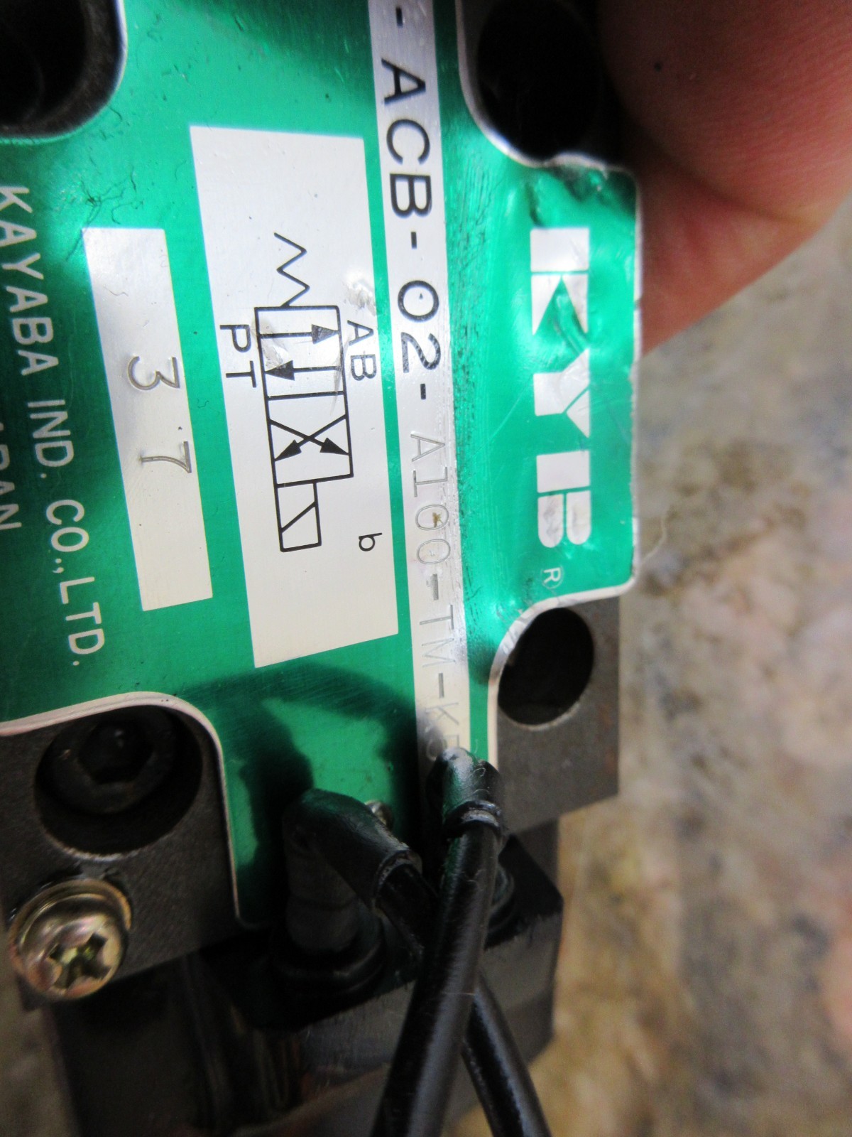 1994 MAZAK QT-15N KYB DGS-ACB-02-A100-TM-K5 VALVE
