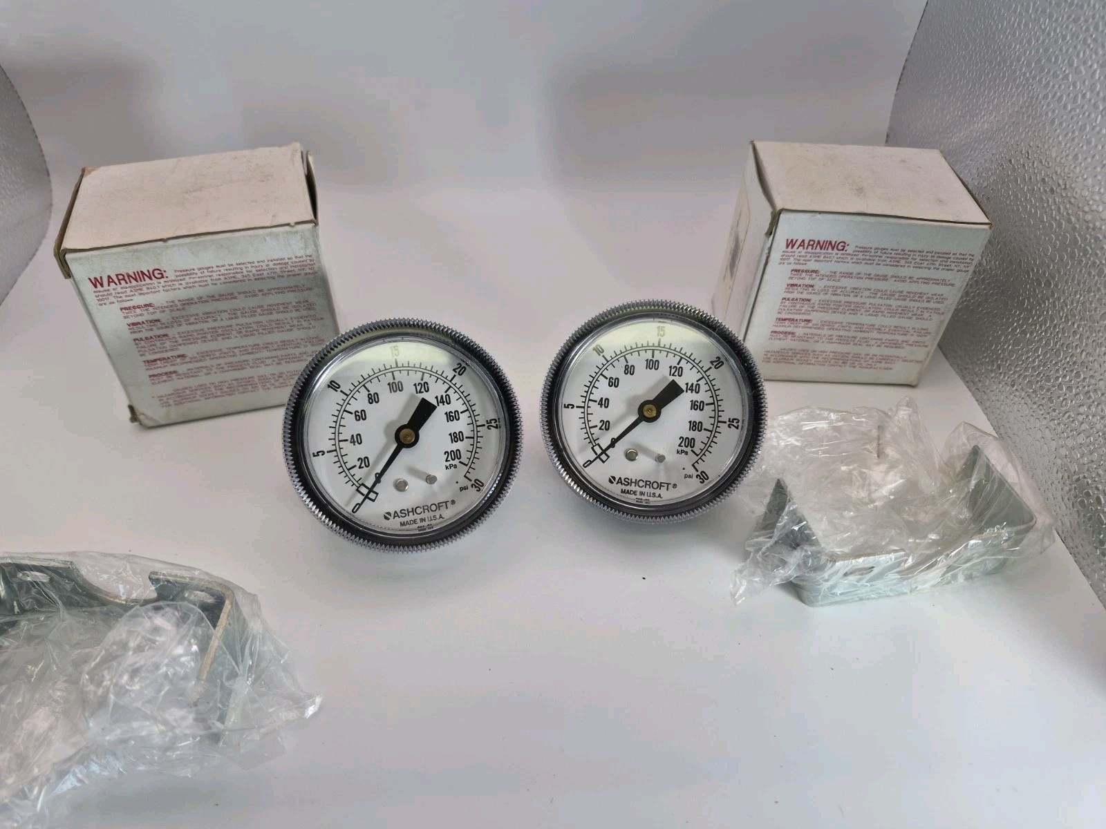 LOT OF 2 NEW ASHCROFT 2.5″ 30 PSI 1/4″NPT PRESSURE GAUGES 25W1001TH *USA 088-03