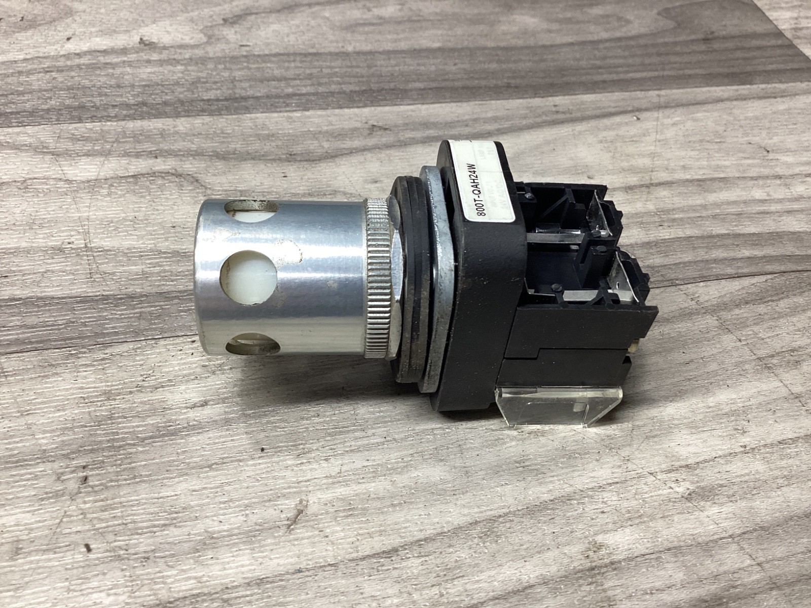 ALLEN BRADLEY WHITE PUSH BUTTON 800T-QAH24W SER T 24VAC/DC #103N136