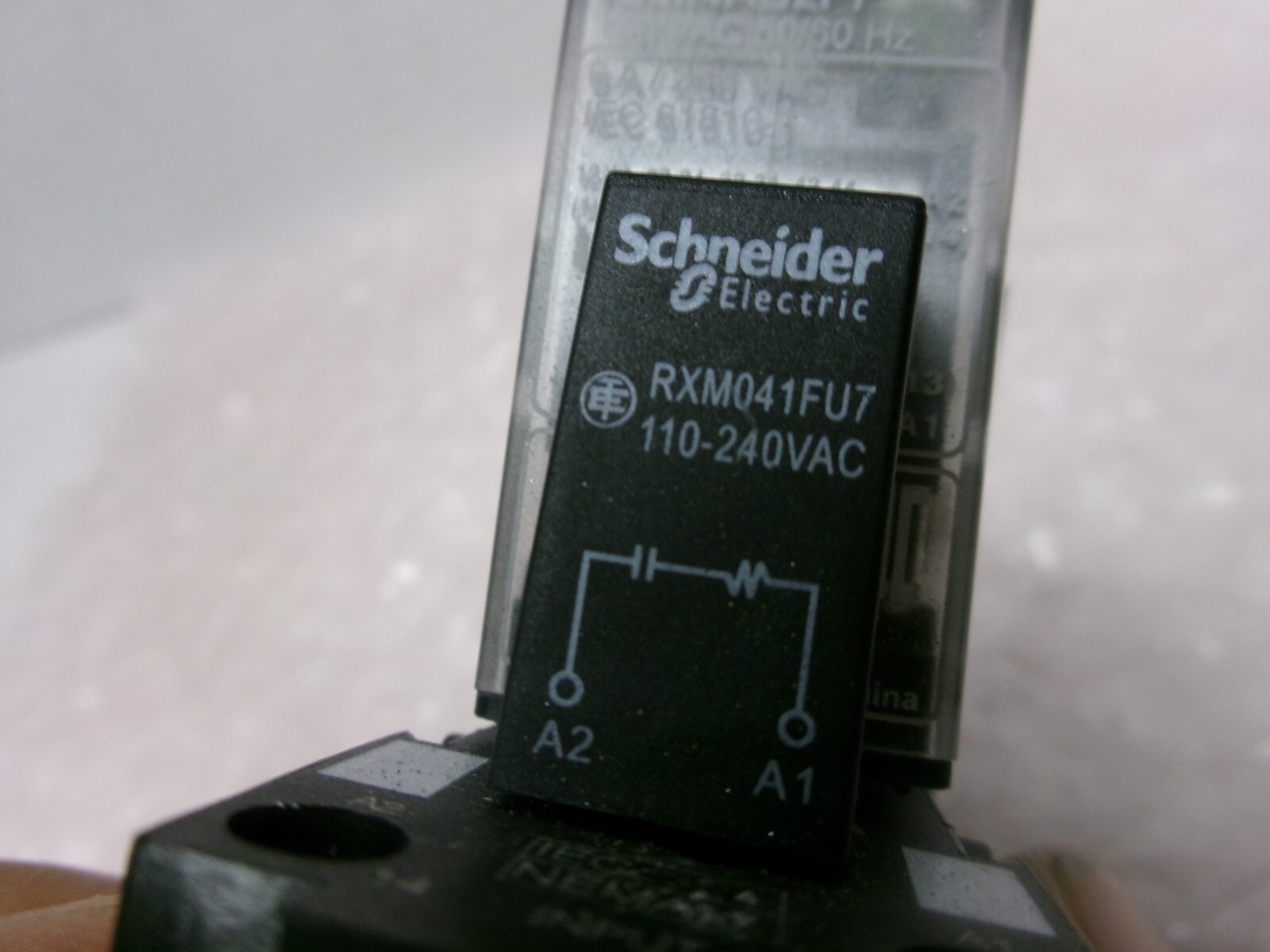 SCHNEIDER ELECTRIC RXM4AB2F7 RELAY 120VAC W/ RXZE2S114M RELAY SOCKET