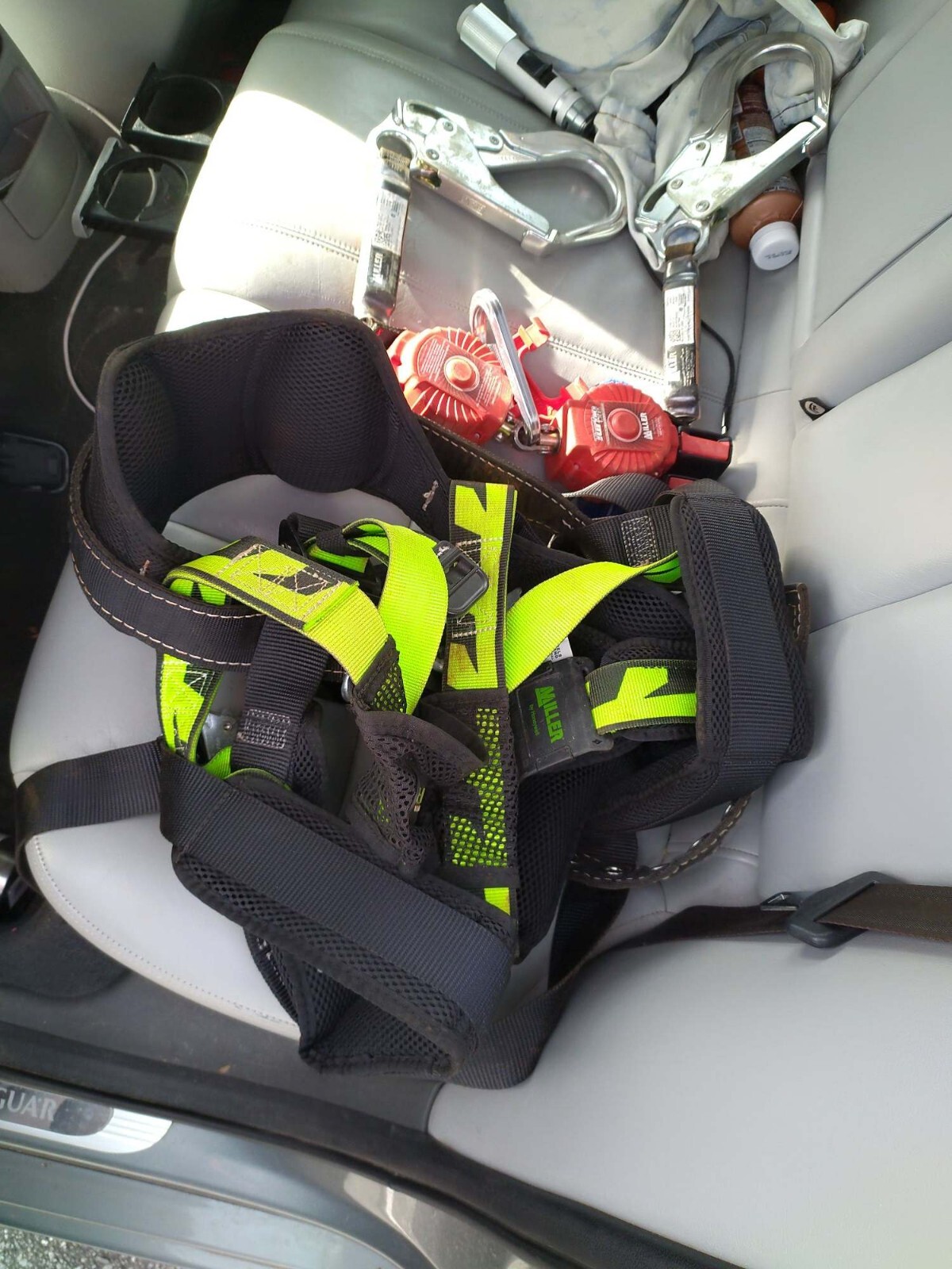 2 Miller MFL1Z76FT Personal Fall Limiter – Red and 1 Honeywell full body harness