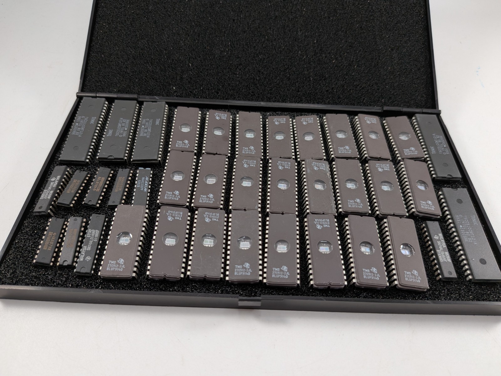 IC Lot. 24 Pcs TI 27C512 28 Pin Ceramic UV EPROM IC + 5 TSCC51 uControllers