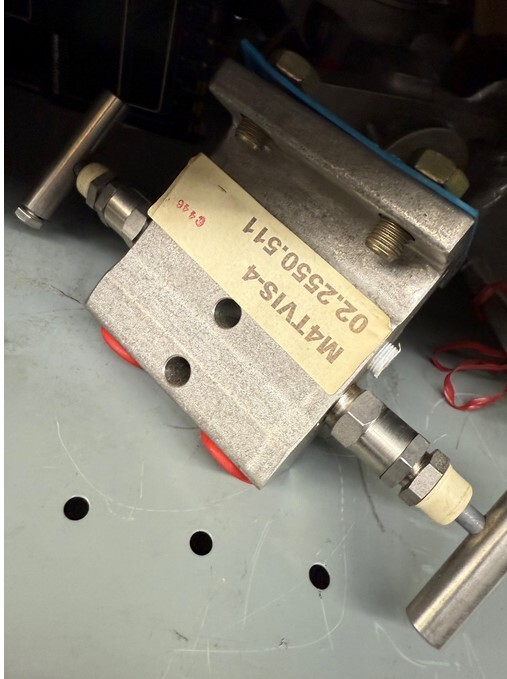 ANDERSON GREENWOOD 3 VALVE MANIFOLD FOR ROSEMOUNT 1151 DP TRANSMITTER, -SURPLUS-