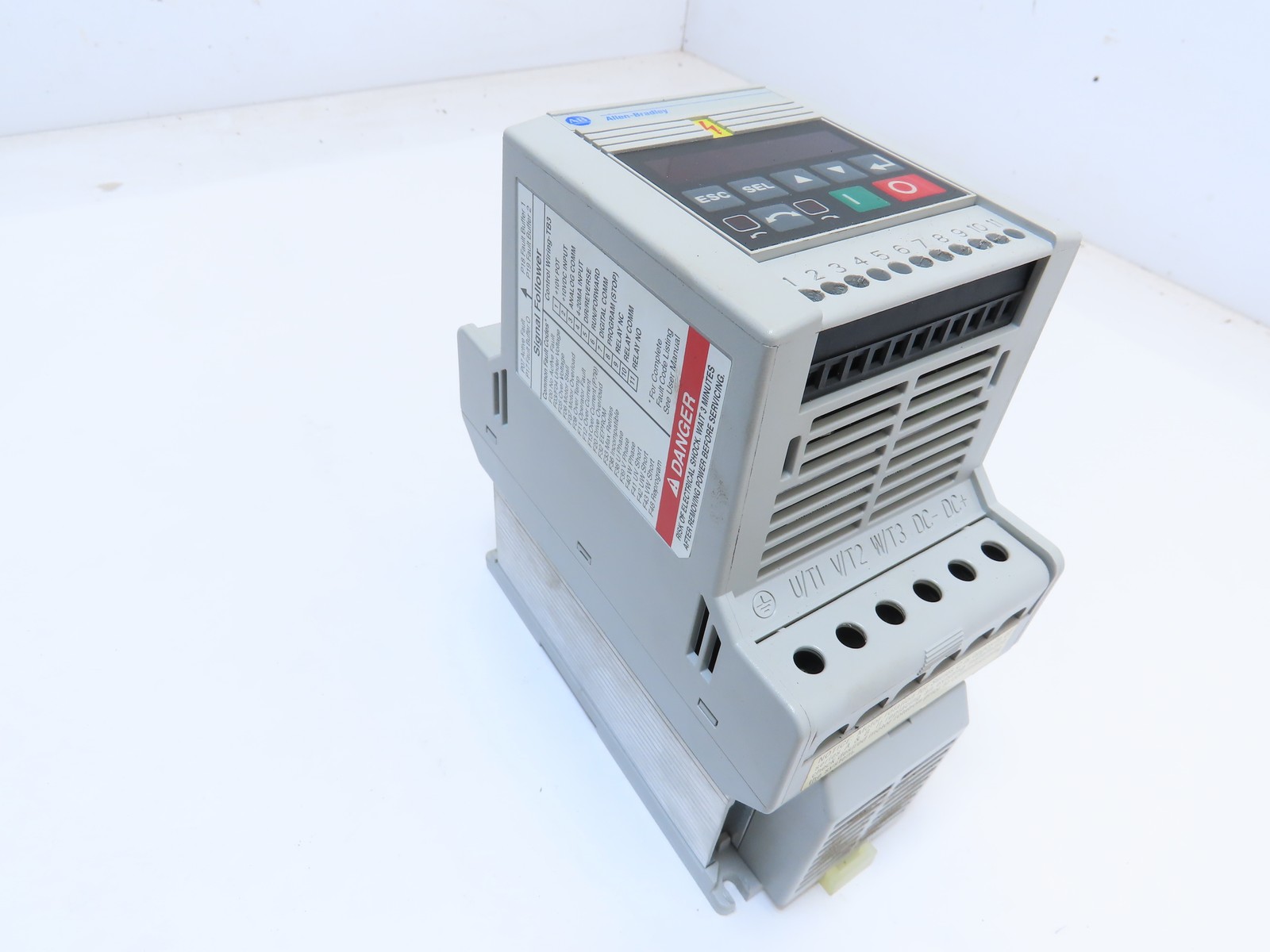 Allen Bradley 160-AA08NSF1P1 SeriesC 2HP Variable speed motor drive 200-208-230V