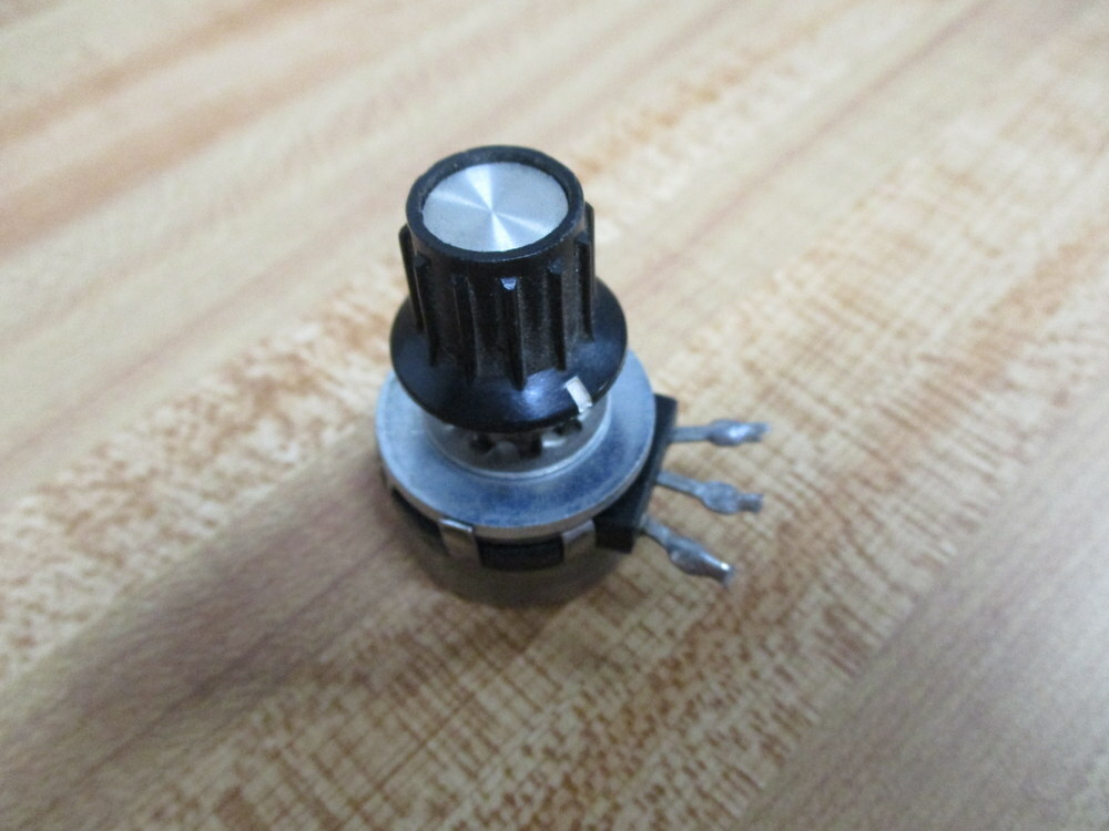 Clarostat RV4NAYSD202A Potentiometer 53C3-2K-S