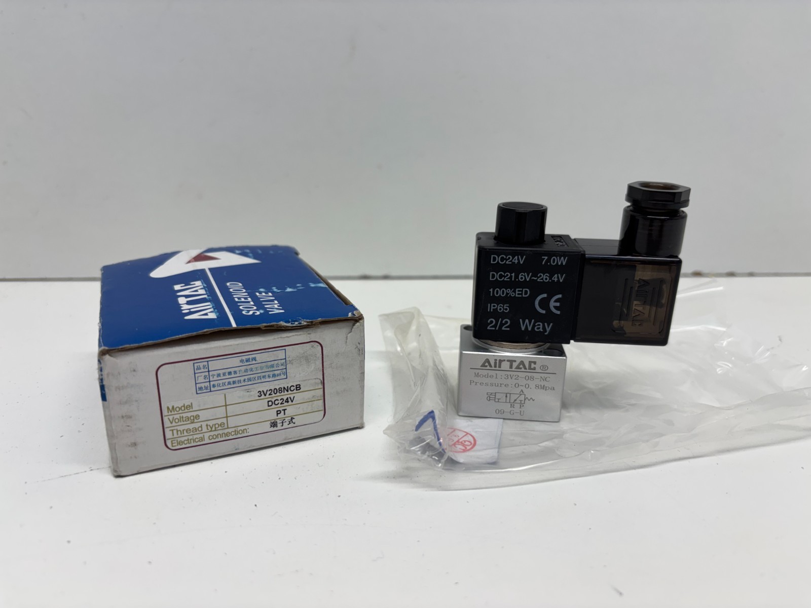 NEW OLD STOCK! AIRTAC DC24V SOLENOID VALVE 3V208NCB