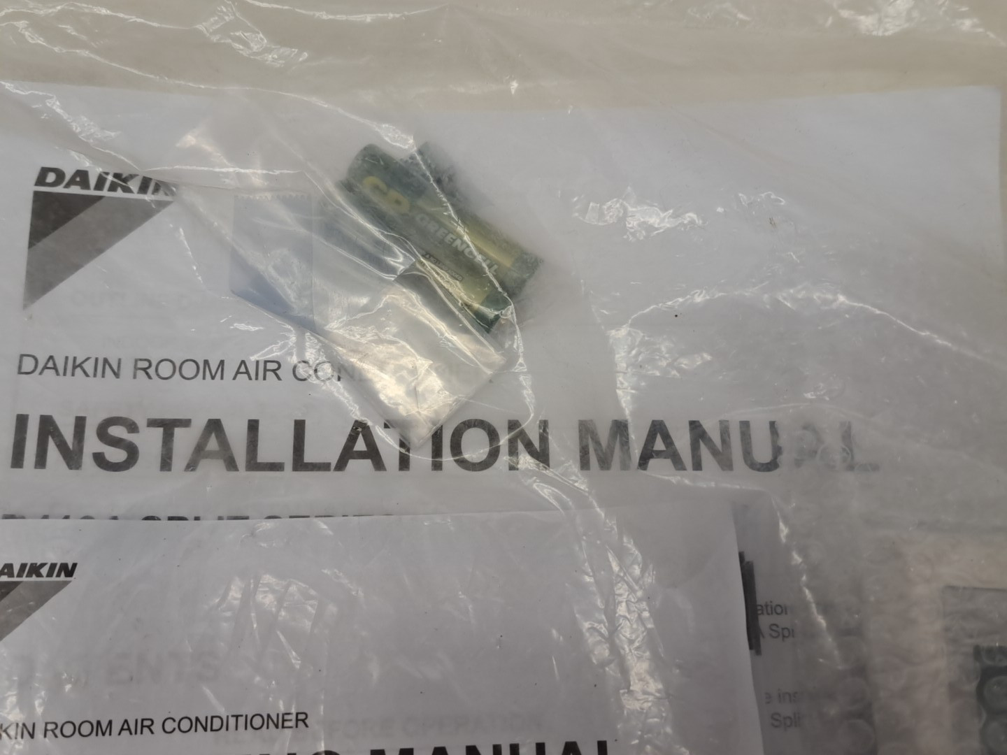 Daikin 2531835 handheld remote controller with Wall Holder NEW