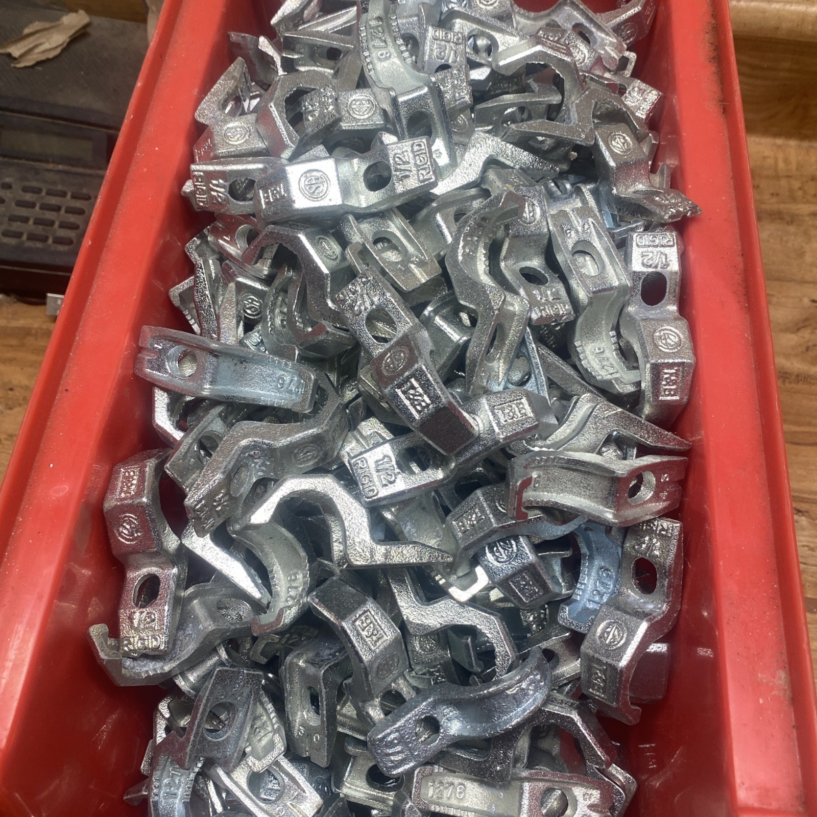 Thomas & Betts 1276 1/2″ Pipe Strap for Rigid Metal Conduit, Lot of 100