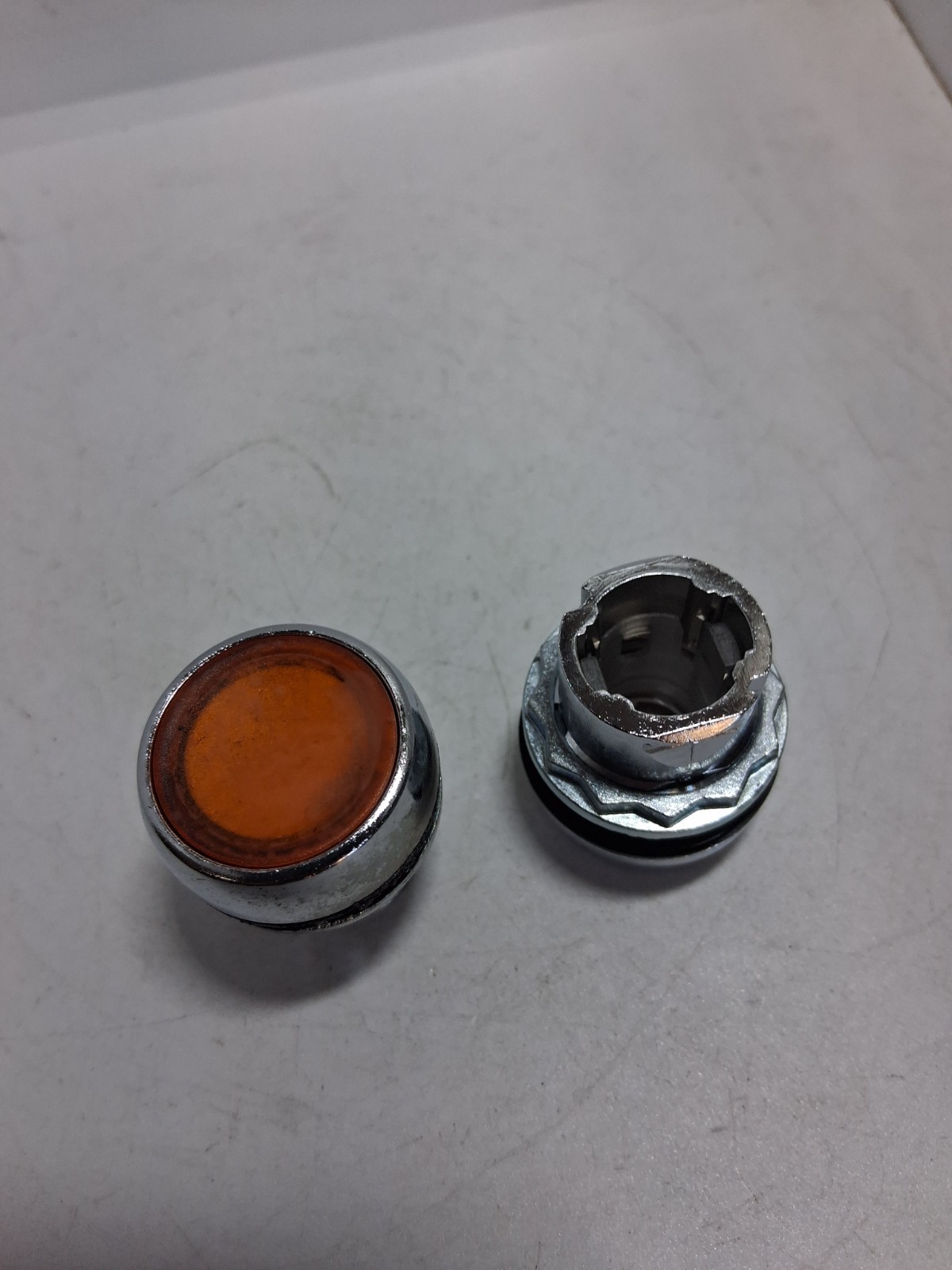 ALLEN BRADLEY 800FM-LF4 PUSHBUTTON OPERATOR ILLUMINATED AMBER FLUSH (LOT OF 2)